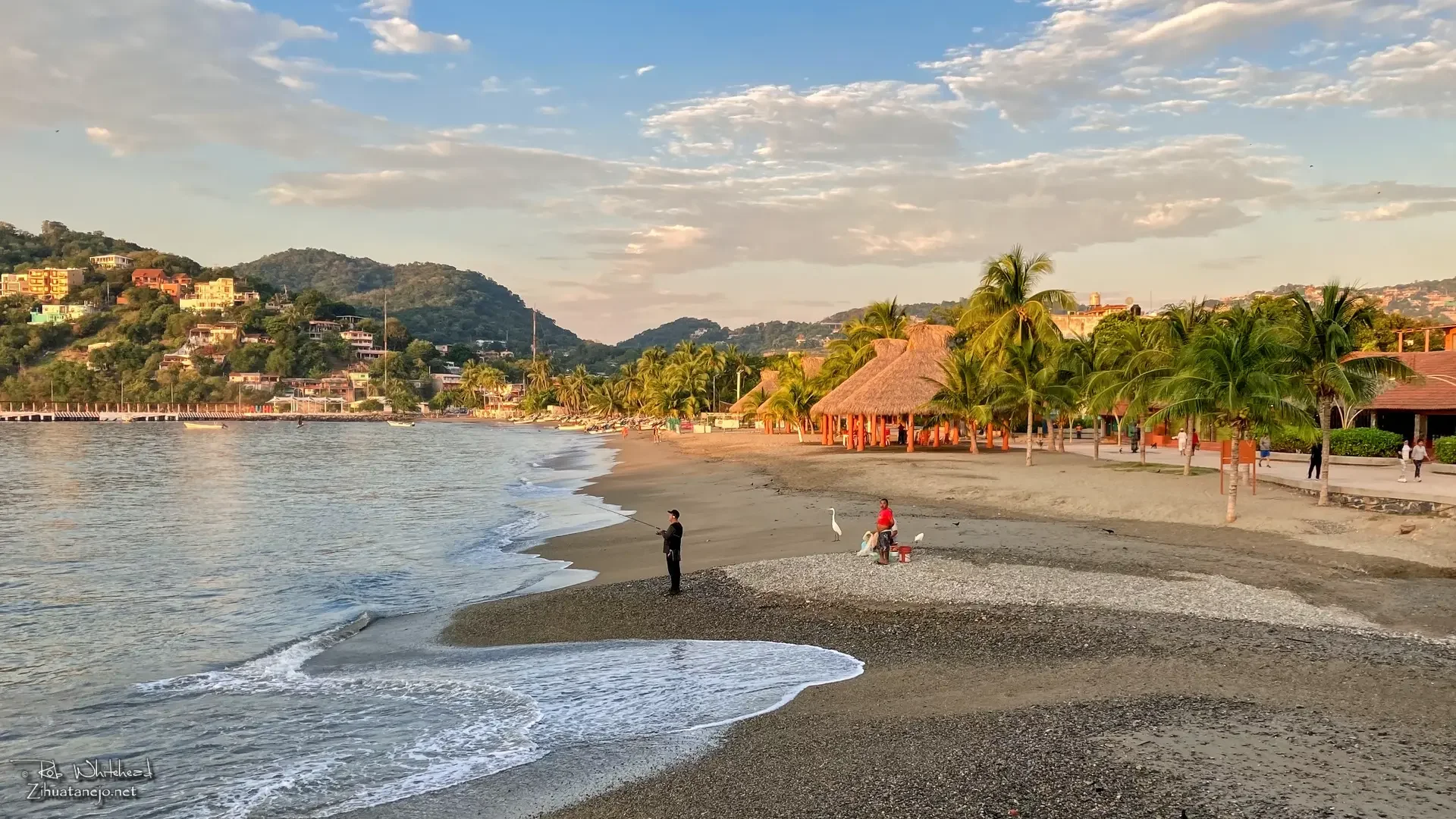 2024-12-05-playaprincipal-hombre-pescando.webp