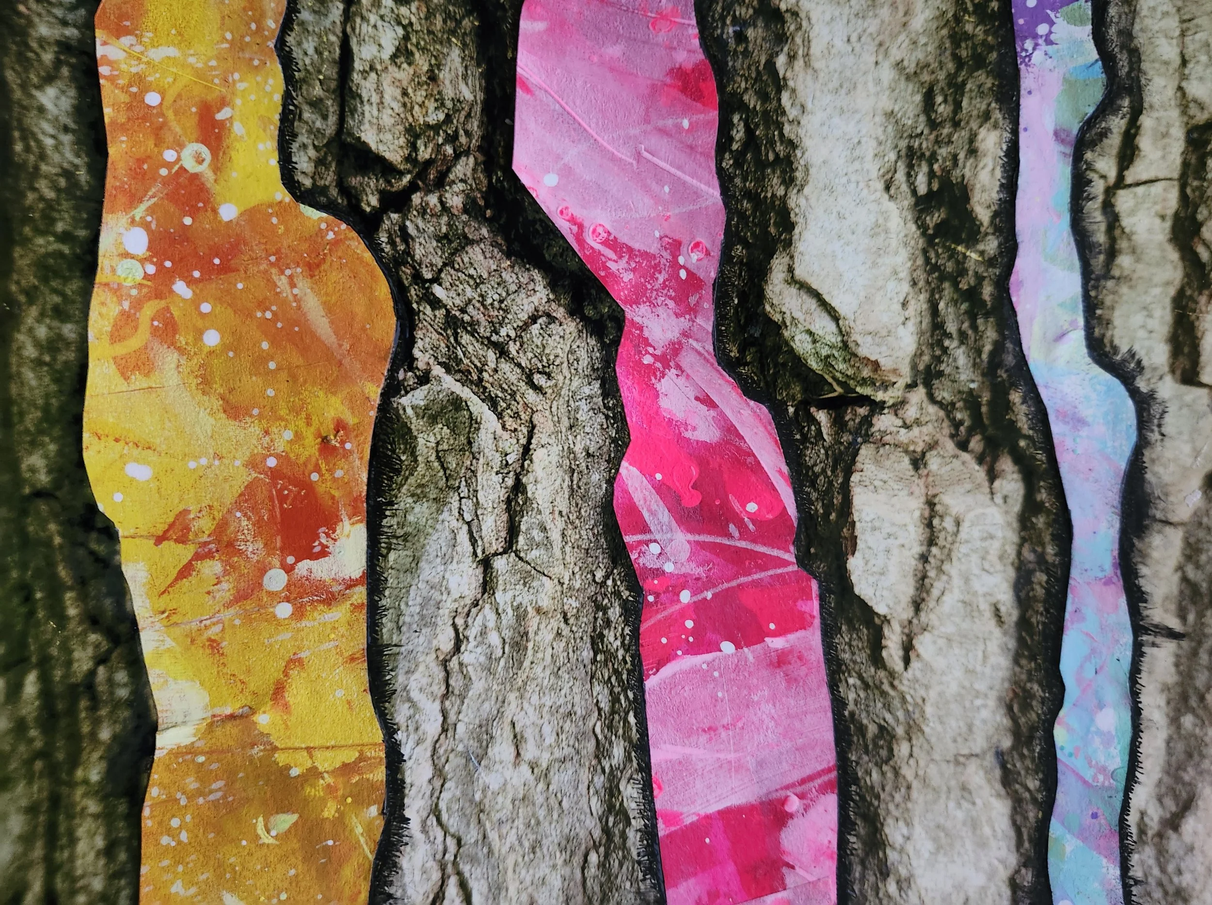 Objets en bois peint avec des couleurs vives, oranges, roses, bleues et violettes, disposés sur un tronc d'arbre avec une texture rugueuse.