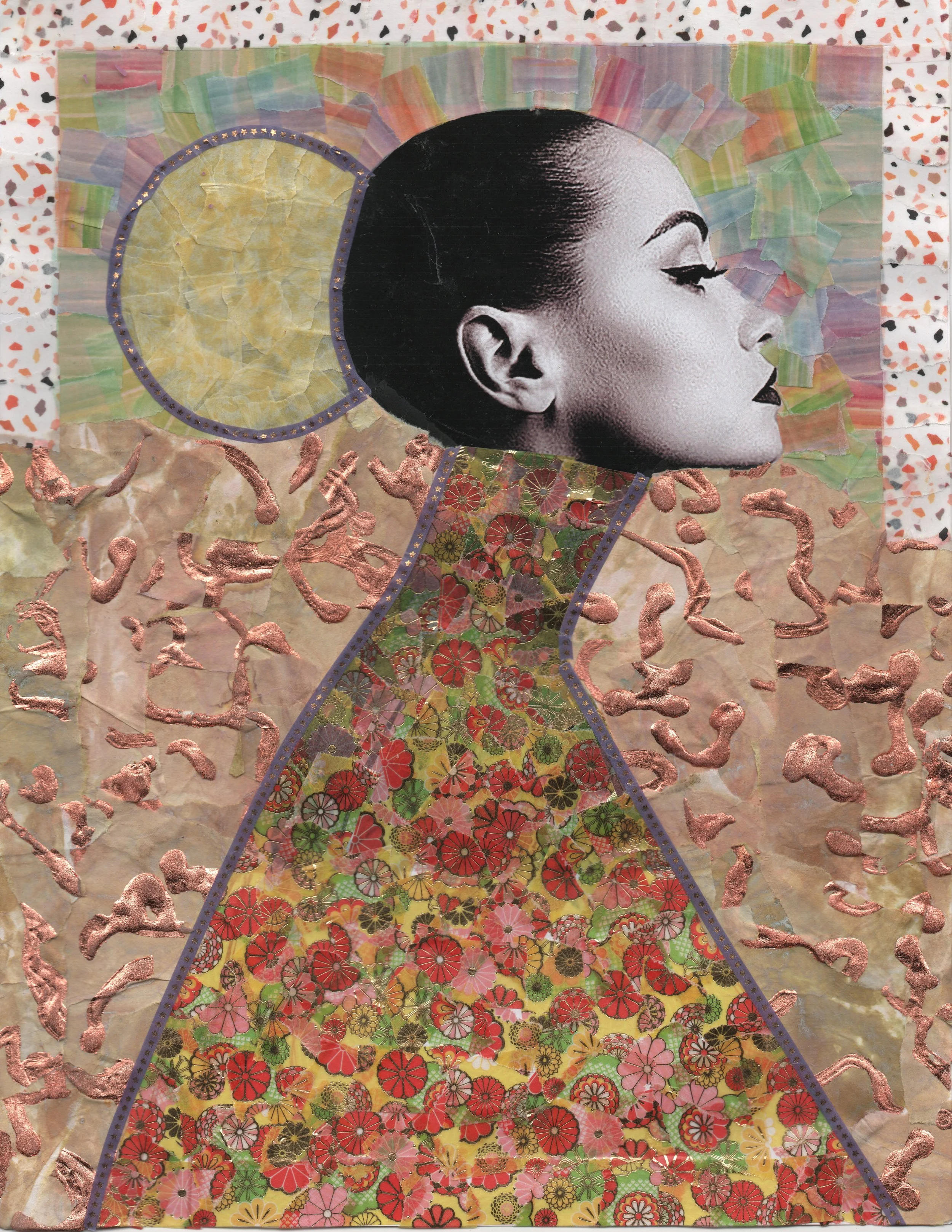 Collage artistique représentant un profil d'une femme noire avec des cheveux coiffés en chignon, entourée de textures et motifs de papier coloré, notamment un cercle doré et un fond de motifs floraux et géométriques en couleurs vives.