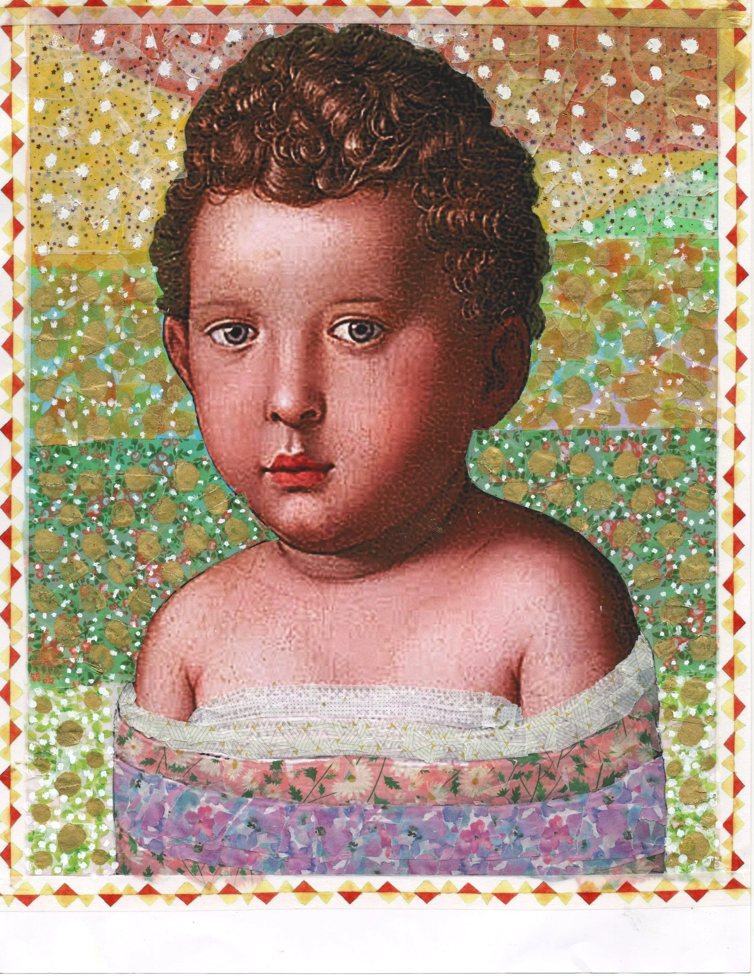 Une jeune enfant barbu avec des cheveux bouclés, posant contre un fond de papier décoratif signé rika et falt, encadré de motifs en triangle rouge et jaune.