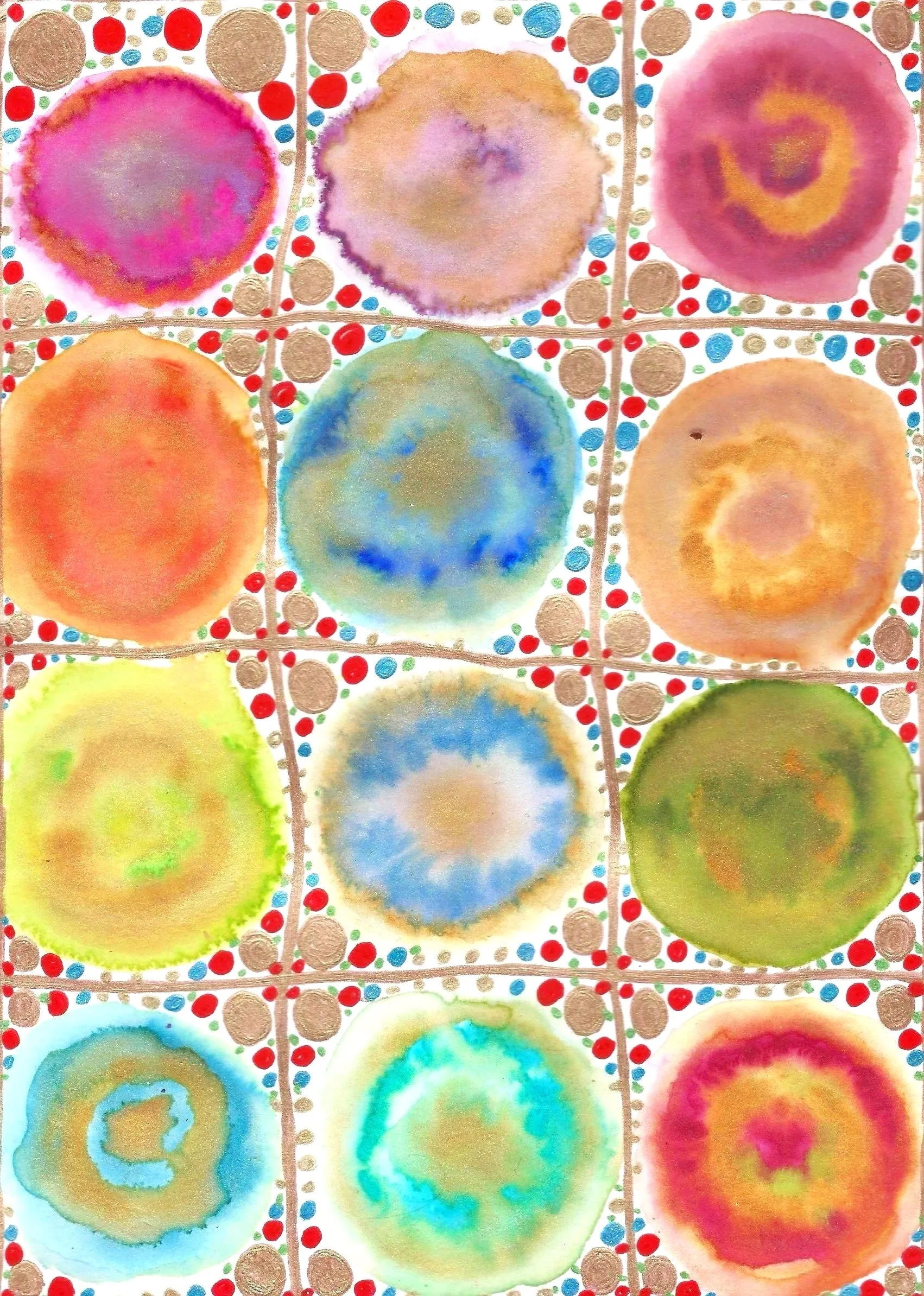 oeuvre abstraite sur papier fait main. Une grille de neuf cercles colorés réalisés à l'aquarelle, entourés de petites cercles rouges, bleus et dorés sur un fond blanc avec des points lignes dorées formant une grille.
