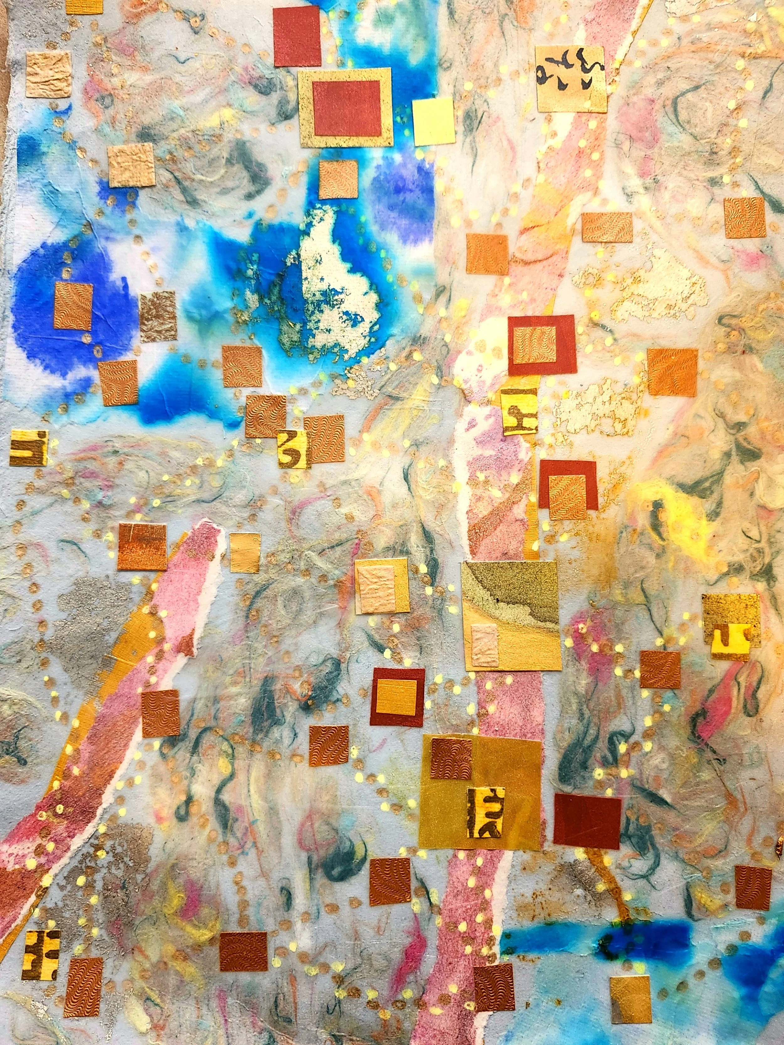 Une œuvre d'art abstraite avec des couleurs vives, notamment bleu, rose, jaune et or, avec des formes variées, notamment des carrés en relief et des points dorés.