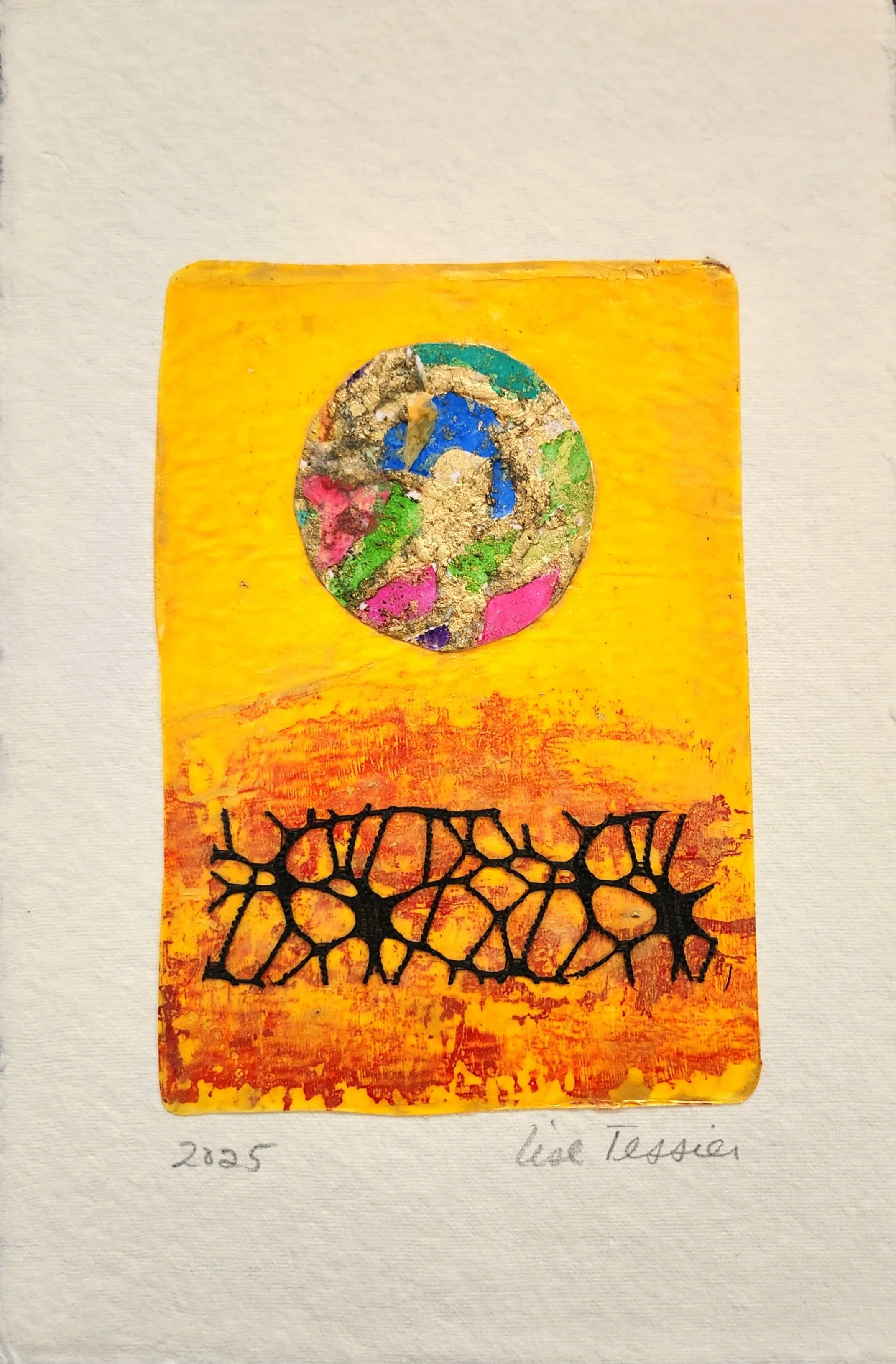 Une œuvre d'art faite avec des couleurs vives, principalement en orange, avec des motifs en cercle colorés et un motif de grille noire en bas. La pièce est datée 2025 et signée par l'artiste, dont le nom semble être 'Liz Tossier'.