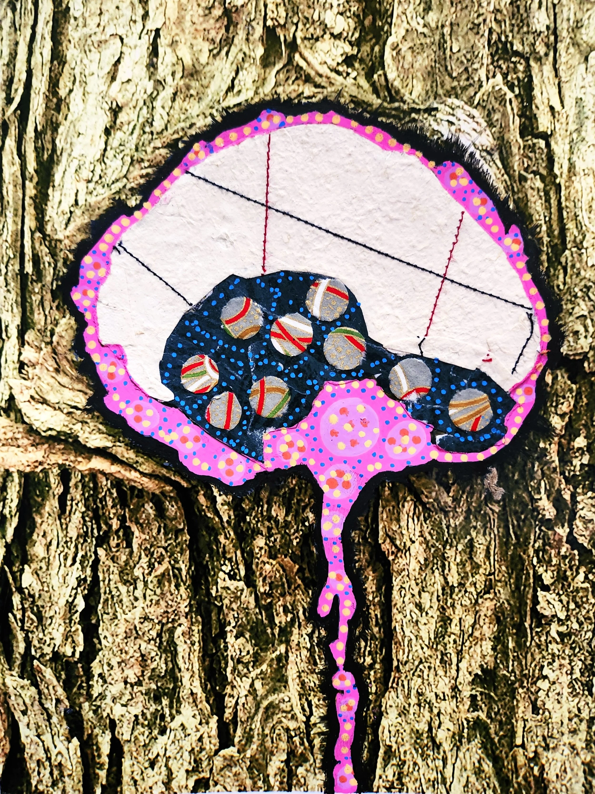 Décoration artistique représentant une forêt dans un arbre avec un design coloré et abstrait.