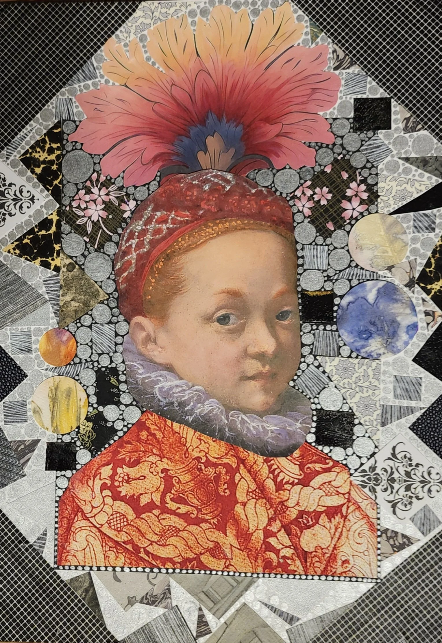 Portrait d'une femme avec une coiffure ornementée, portant un kimono rouge avec des motifs dorés, entourée d'illustrations florales et d'éléments naturels stylisés dans un style artistique élaboré.