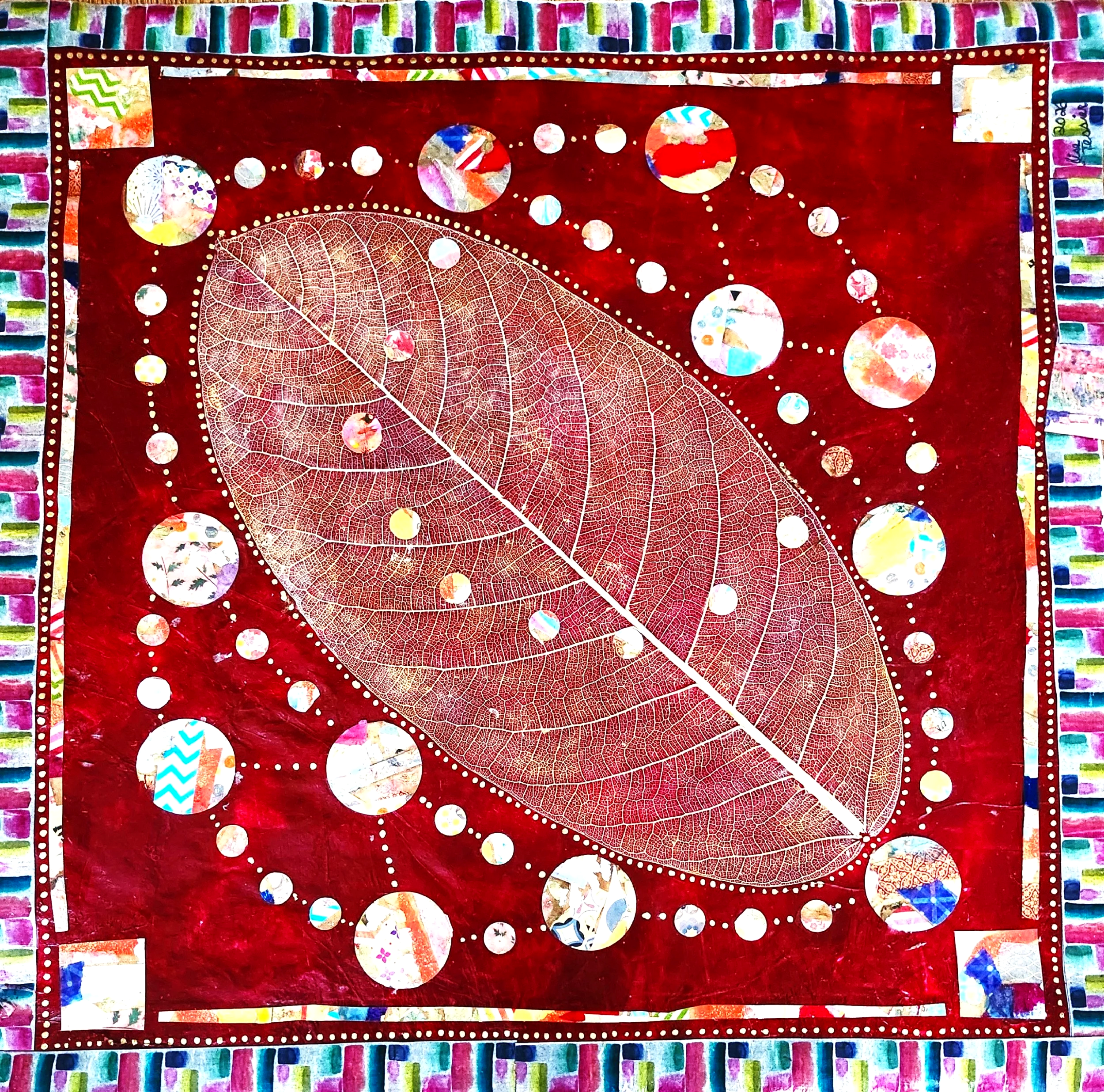 Une œuvre d'art colorée, abstraite, avec un fond rouge, des cercles de différentes tailles remplis de motifs variés, une grande feuille de dessin de feuille de Vein et un cadre coloré avec des motifs smiley et rayures.