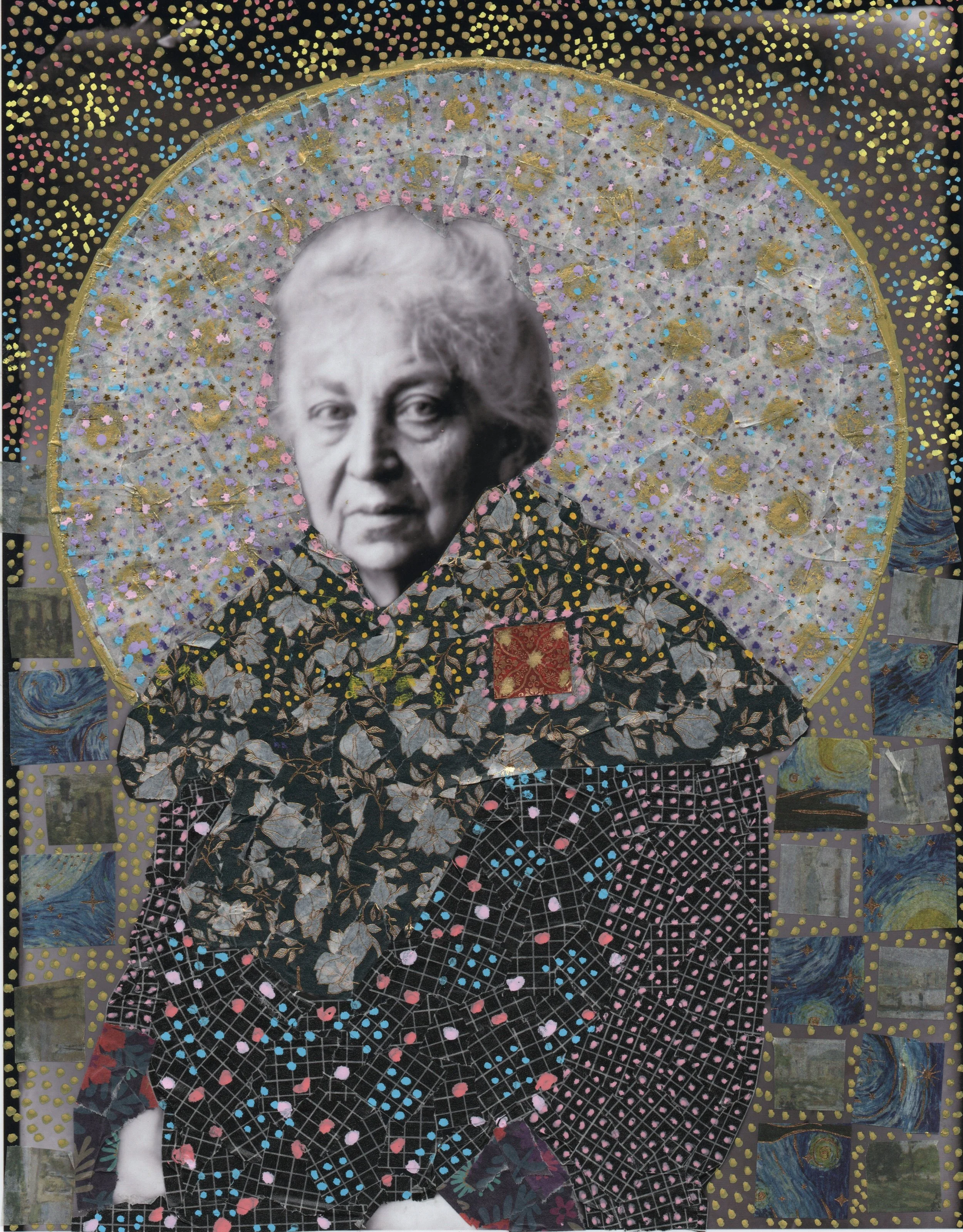 Portrait d'une femme âgée habillée de vêtements sombres avec un grand ruban coloré en arrière-plan, entourée d'effets artistiques et de motifs colorés.