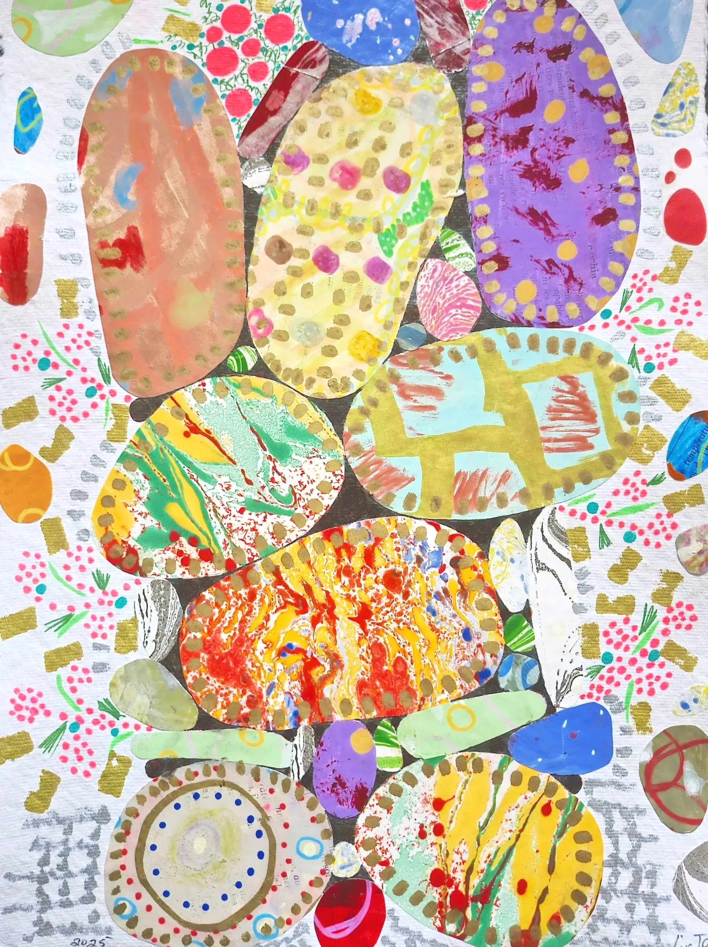 collage abstrait avec des formes ovales et circulaires colorées, décorées avec des motifs et des éclaboussures de peinture de différentes couleurs, sur un fond blanc avec des détails en or et des motifs floraux en bas et en haut.