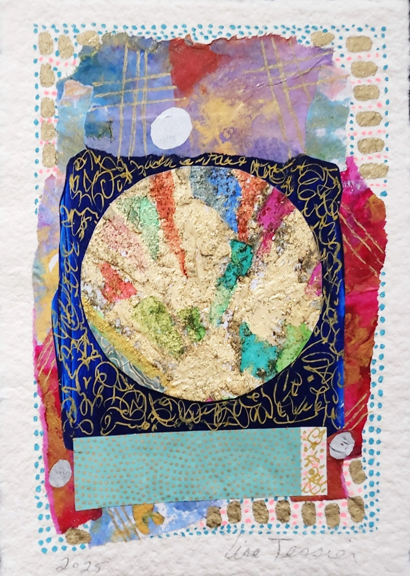 Une œuvre d'art abstraite avec des couleurs vives, des motifs dorés et une composition complexe, incluant un cercle central coloré, un fond multicolore, et des bordures décoratives.