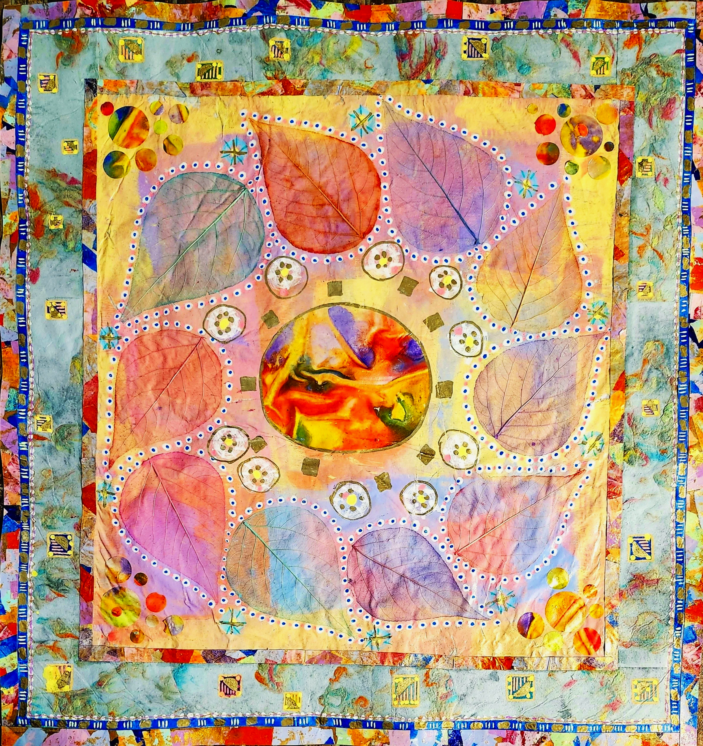 Une œuvre d'art colorée avec des feuilles séchées, des motifs de cercles, des figures colorées et un cadre décoratif, comprenant des détails artistiques et abstraits.