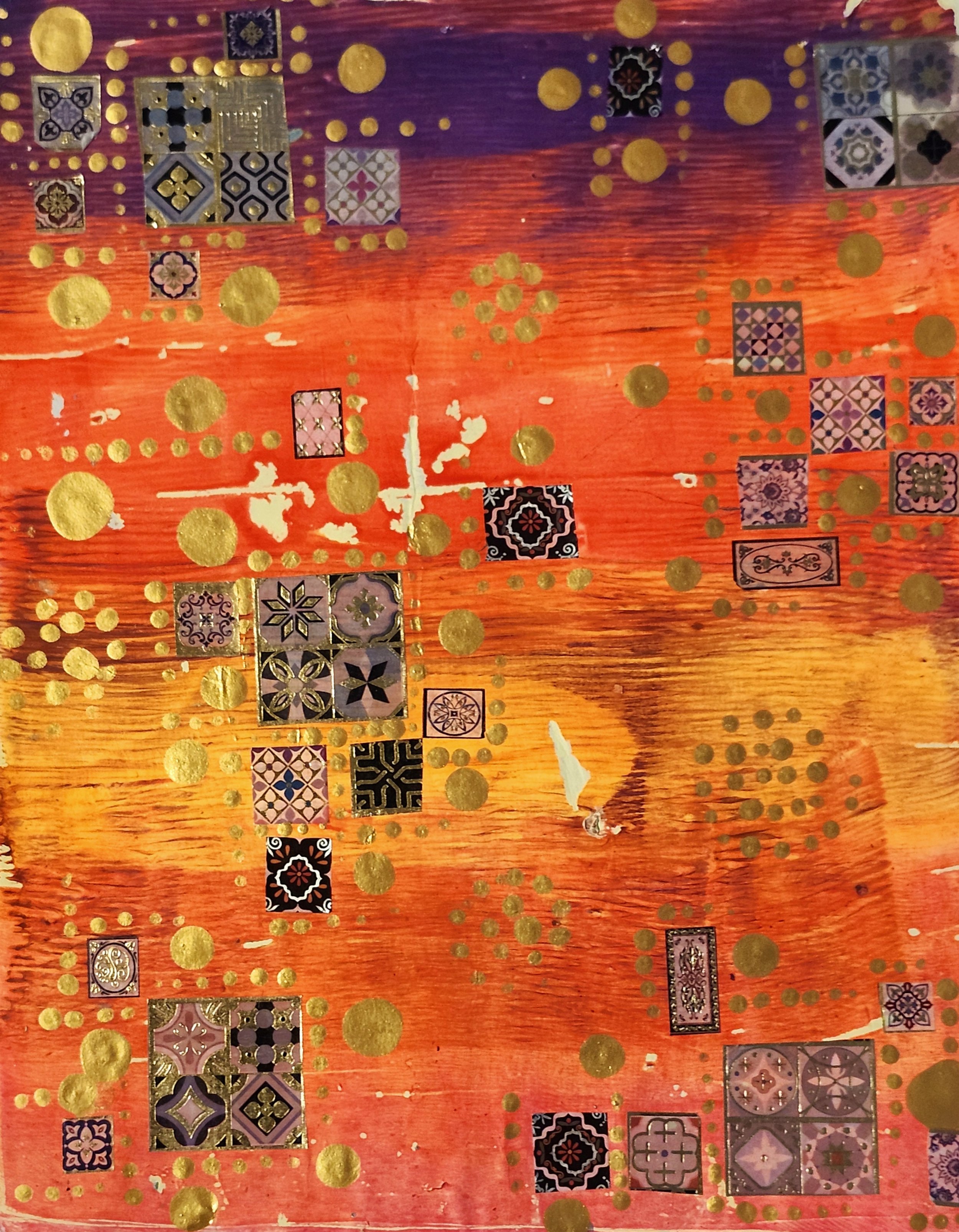 Une table en bois peinte en orange avec des motifs en losanges, carrés et cercles dorés et noirs.