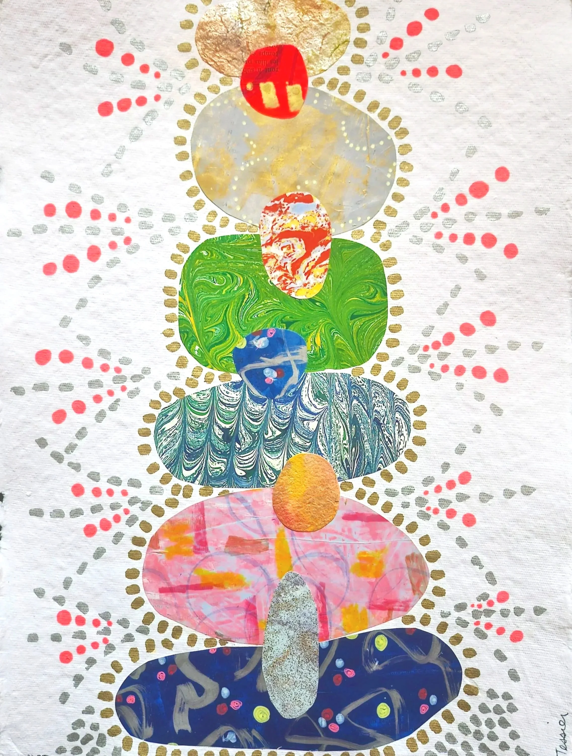 Un collage abstrait sur papier fait main représentant une figure en forme de tour ou de colonne composée de plusieurs formes ovales colorées, avec des motifs variés et des détails dorés, entourée de petits points rouges et d'effets de rayonnement.