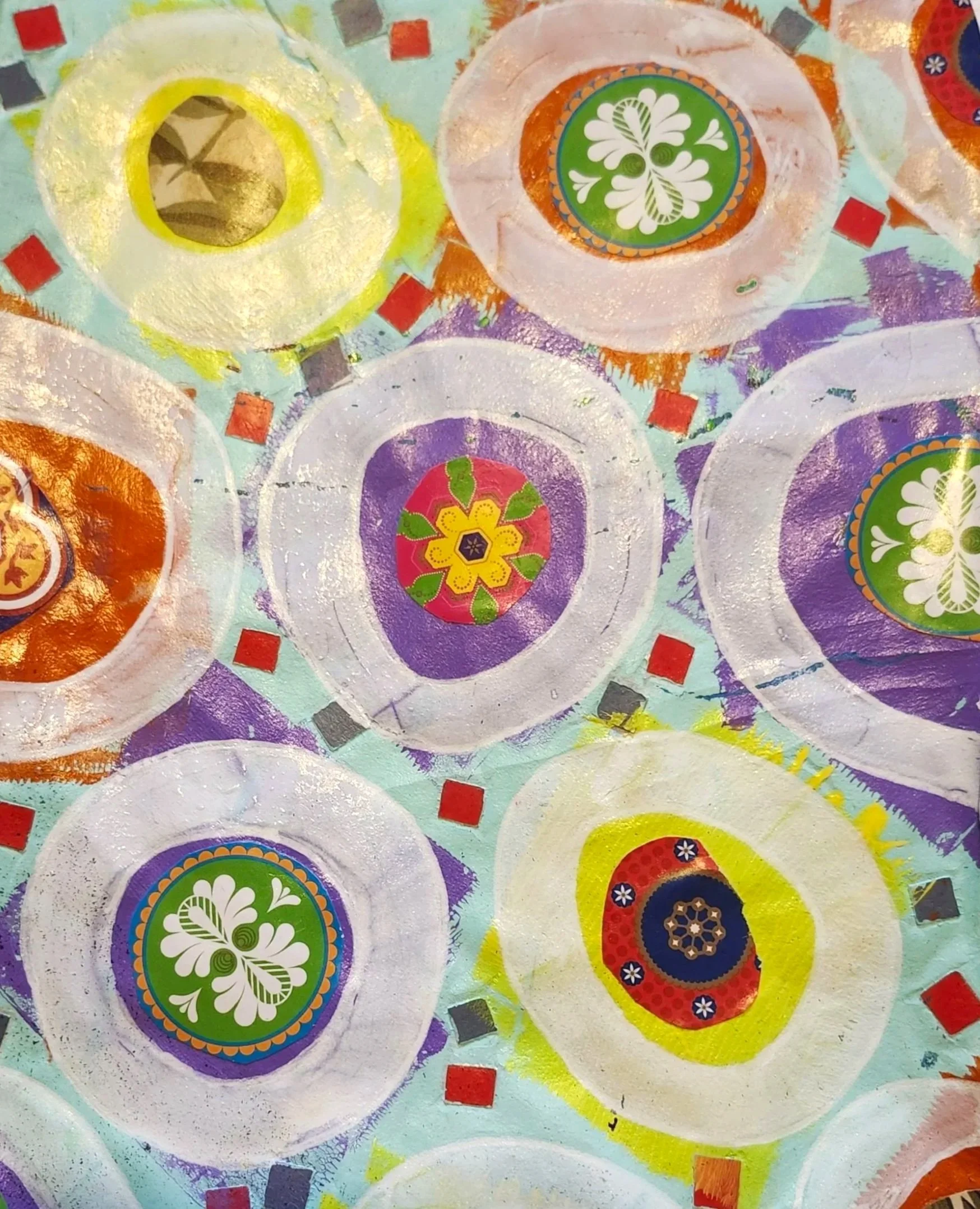 Détails d'une œuvre d'art abstraite colorée avec des cercles et des motifs floraux, utilisant des couleurs vives comme le vert, le rouge, le violet, le jaune et le blanc avec des accents dorés.