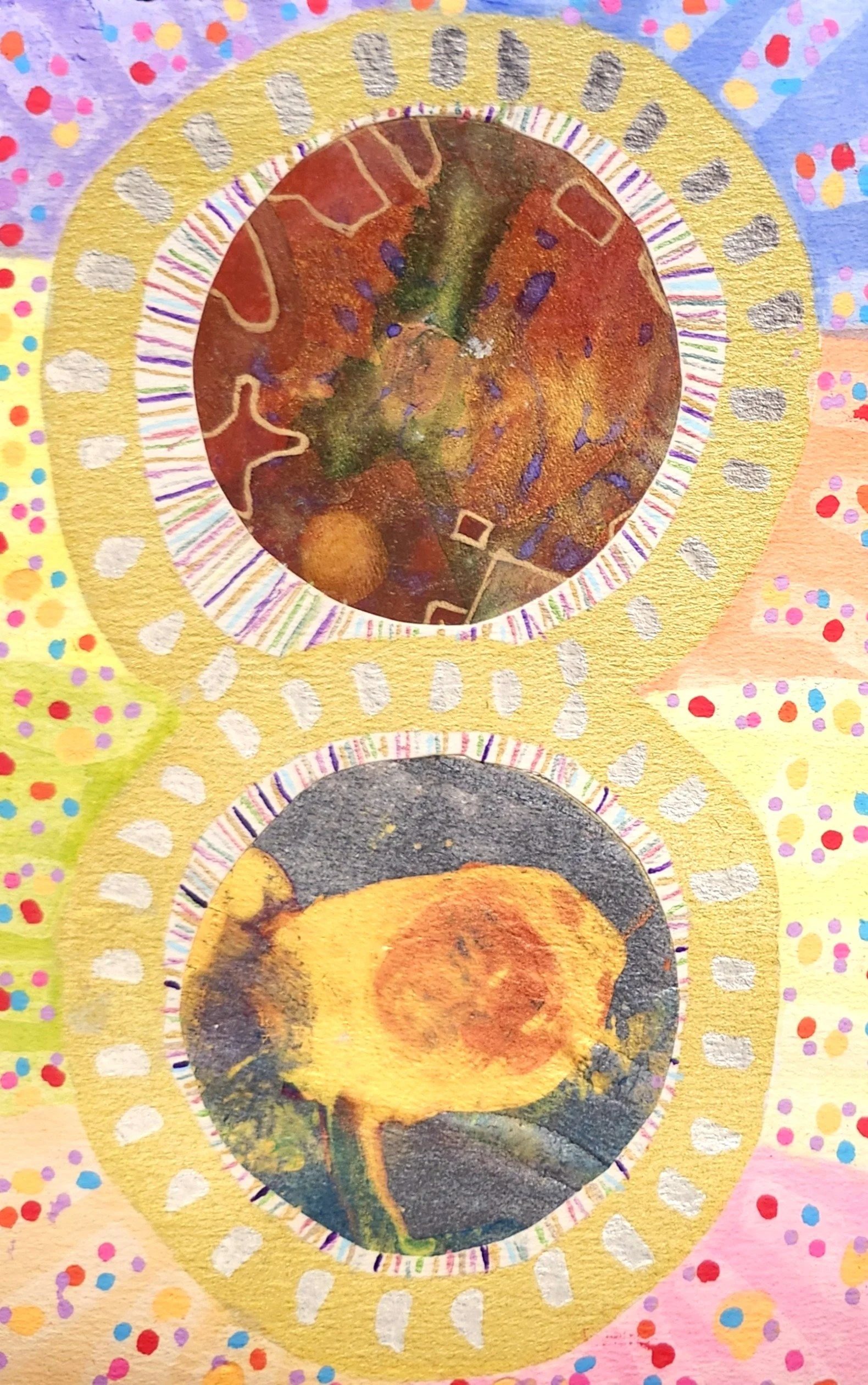 Une peinture colorée représentant deux cercles concentriques avec un fond de points multicolores, un cercle intérieur contenant une peinture abstraite de couleurs chaudes, et un cercle extérieur décoré de rayures multicolores.