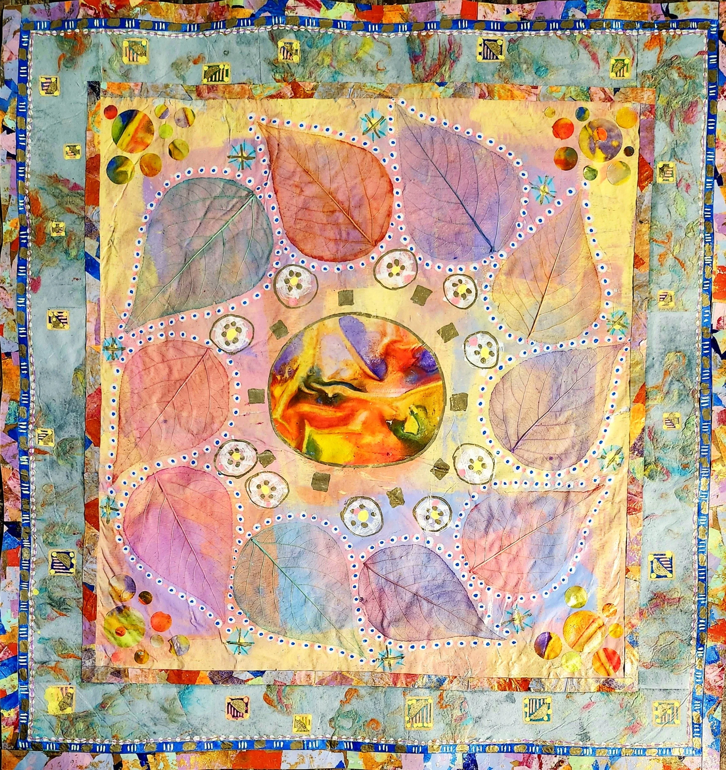 Une peinture abstraite colorée avec des feuilles séchées, des cercles colorés, des motifs géométriques et un cadre décoratif, utilisant des couleurs vives comme le jaune, l'orange, le violet et le vert.