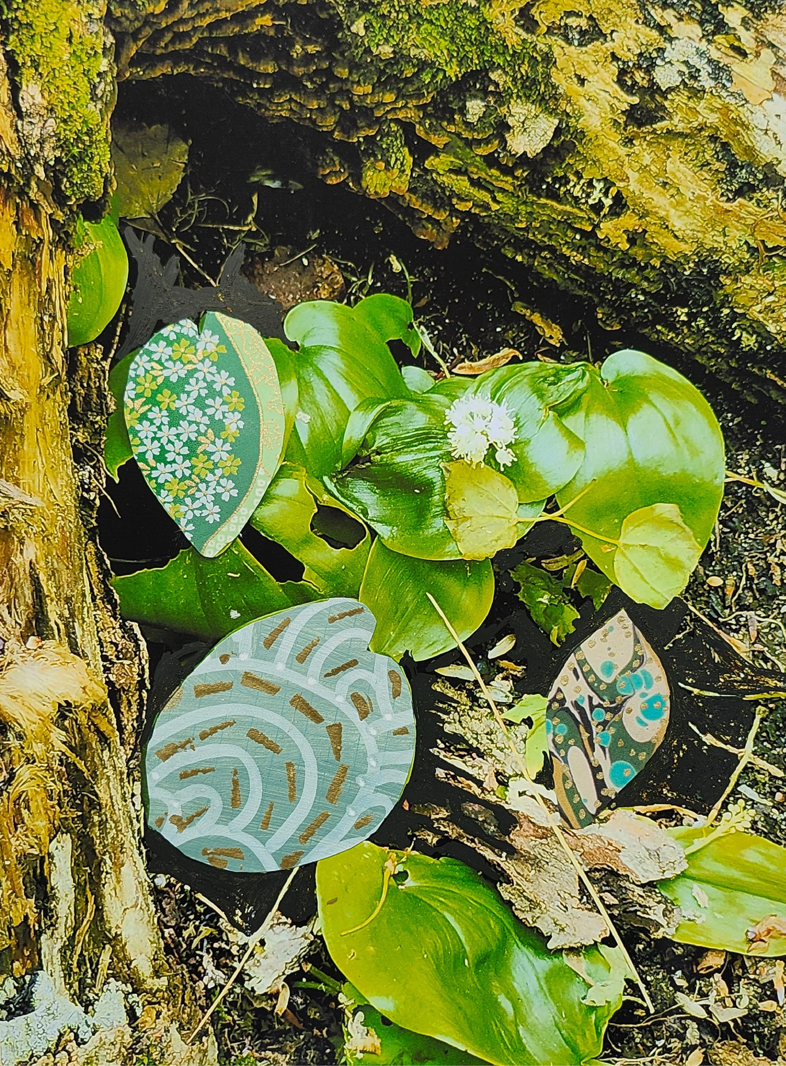 Décor suspendu avec des formes inspirées de la nature, entouré de feuilles vertes et fixé à un arbre.