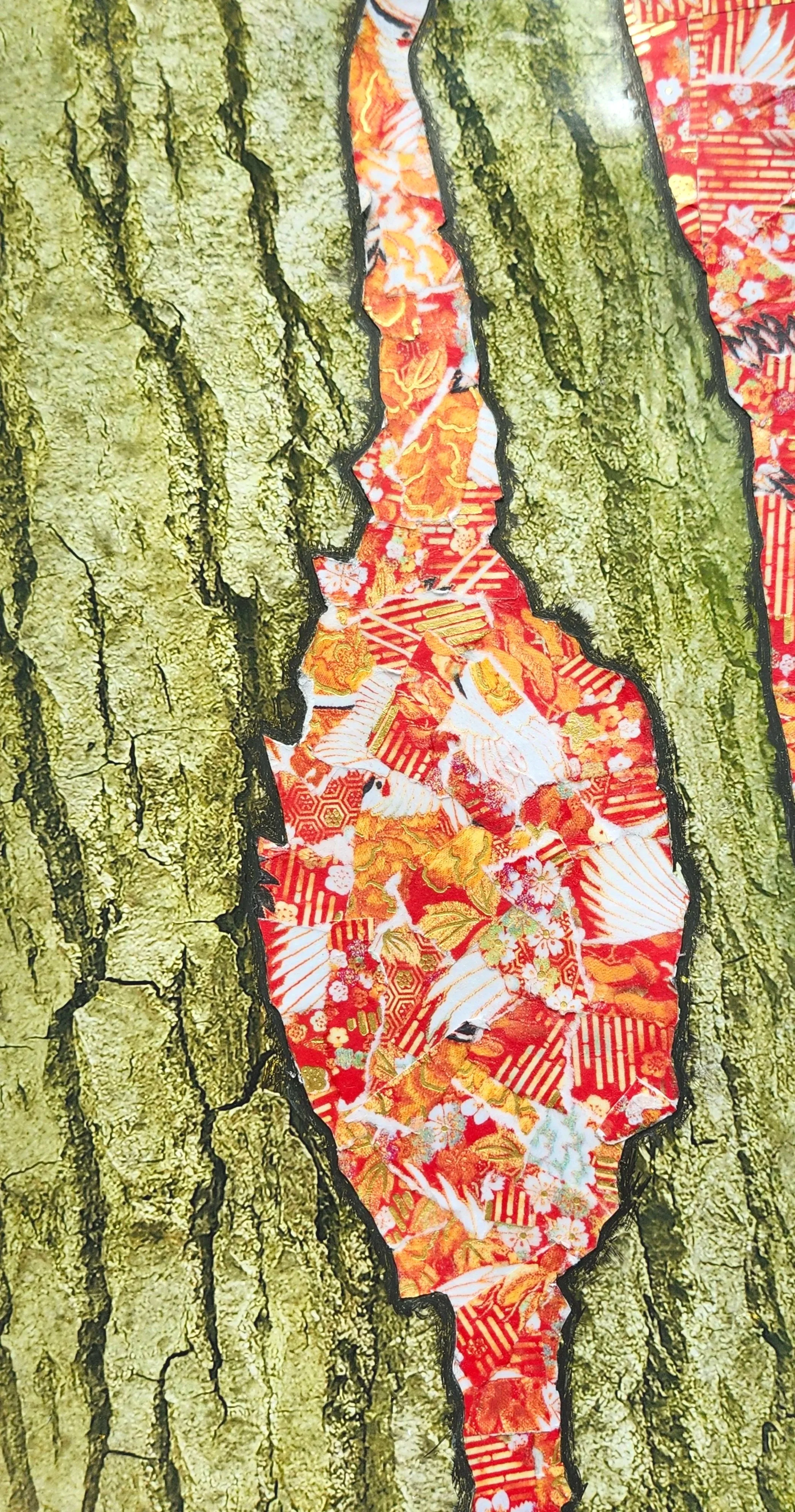 Capture d'une coupe d'écorce d'arbre avec une fissure centrale, dans laquelle a été insérée un collage de papiers décoratifs aux motifs japonais traditionnels en rouge, blanc, jaune et or.