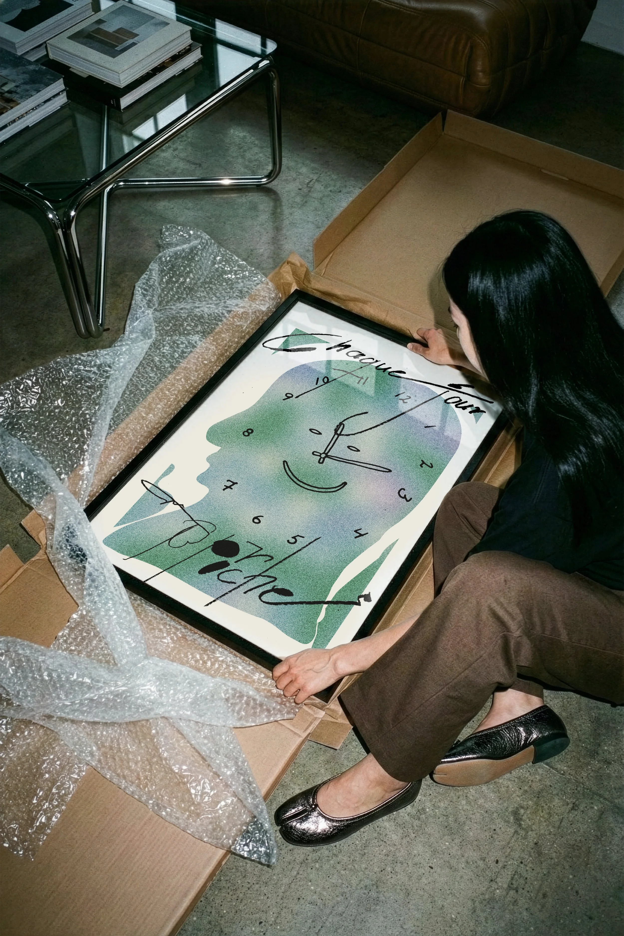 Chaque jour approche – Unboxing on the floor Frame Mockup001.jpg