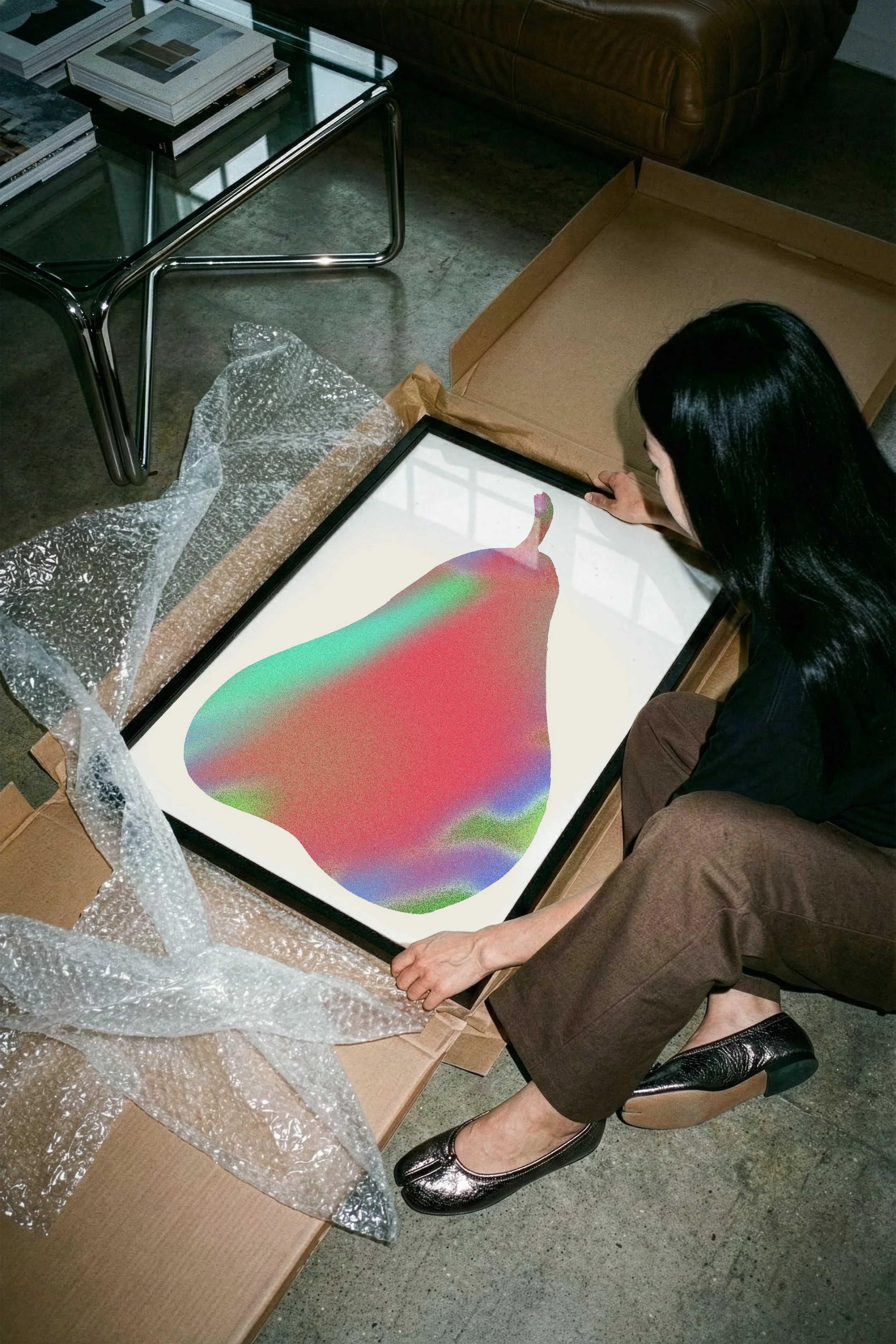 Mockup_Unboxing on the floor Frame Mockup_poire_red.jpg