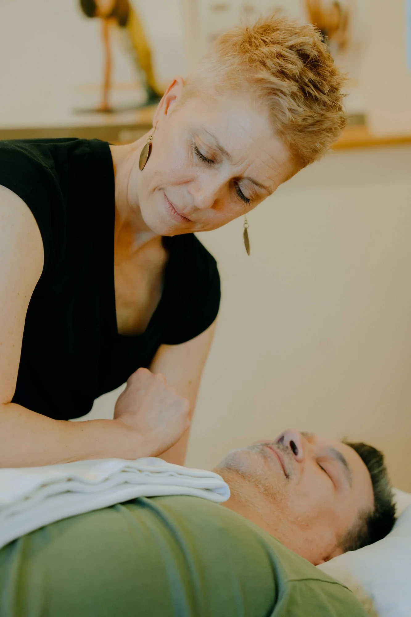 Homme recevant une consultation d'ostéopathie avec Catherine Viau