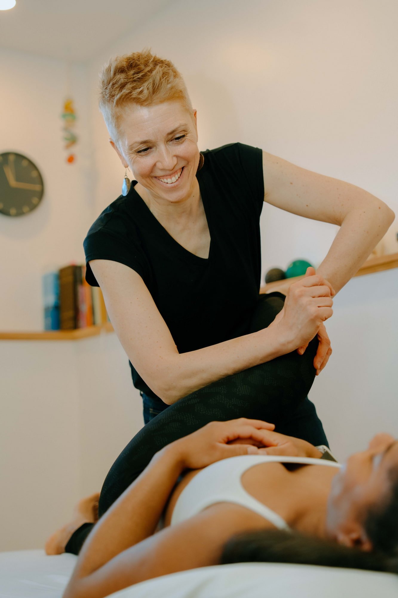 Femme recevant une consultation d'ostéopathie avec Catherine Viau