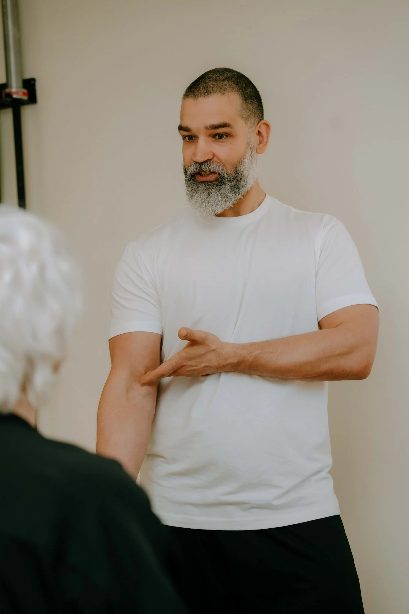 Dame âgée en consultation d'ostéopathie avec Mathieu Gravel