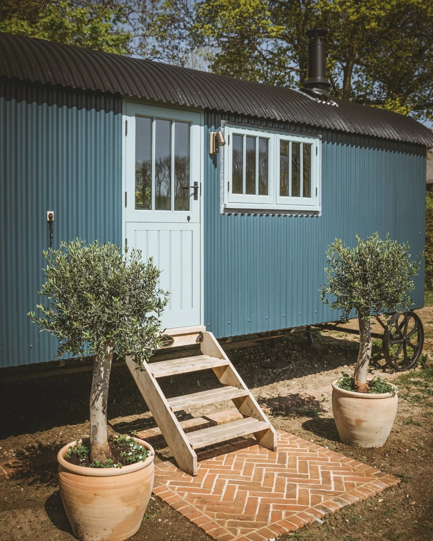 Another beautiful cabin delivered earlier this year, nestled deep in the heart of rural Suffolk. 

Crafted for slow mornings, quiet evenings, and everything in between.

#suffolk #shepherdshut #cabin #luxurylifestyle #bespoke