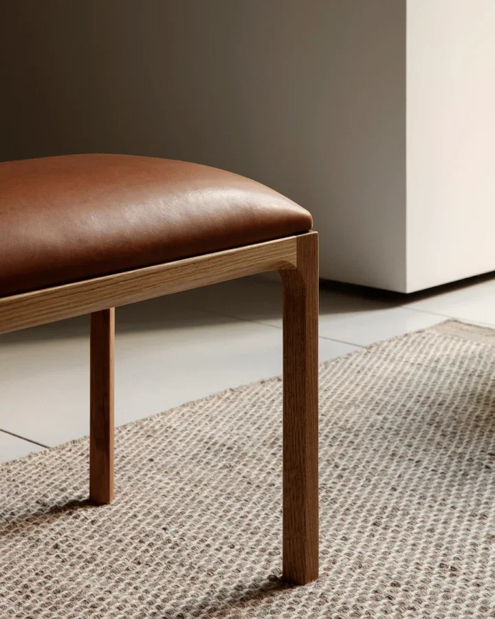Entre_Stool-Lifestyle-Cognac-Oak-1600x2000.webp