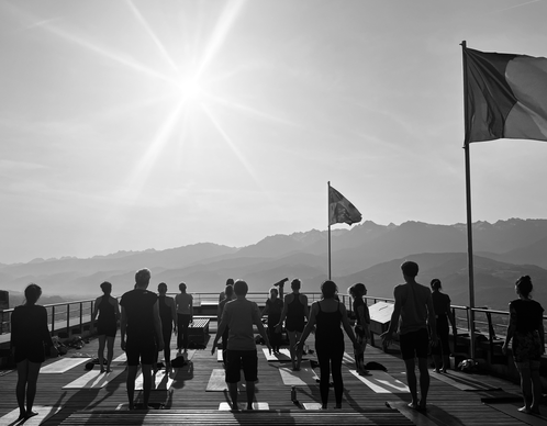 Les 108 Salutations au soleil : en extérieur !