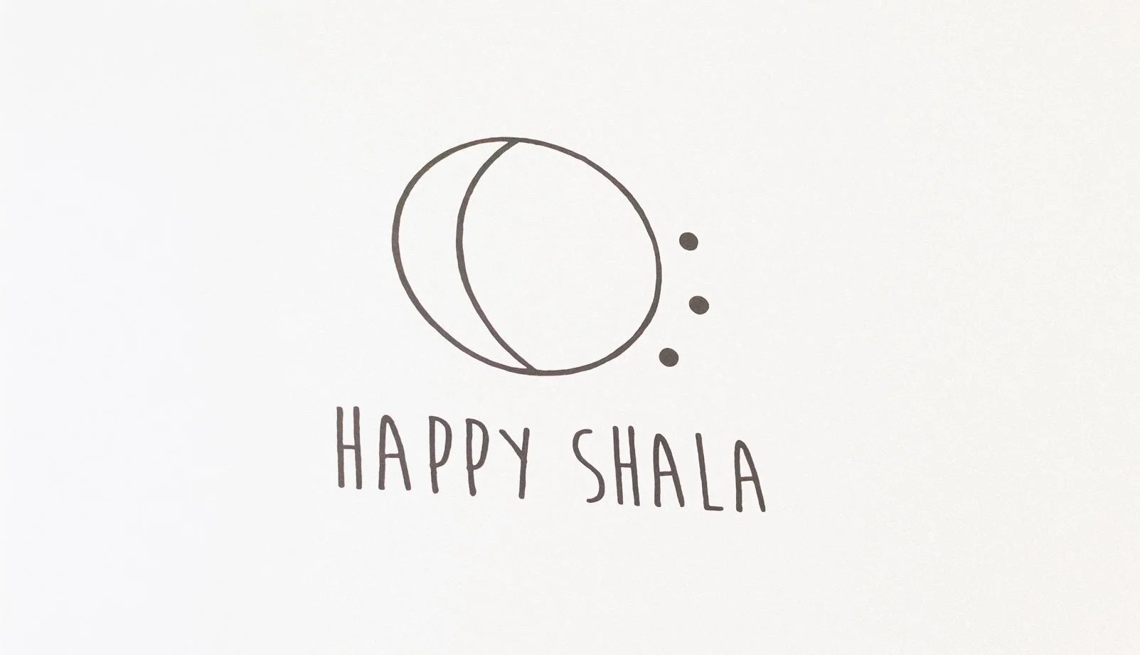 Logo stylisé d'une lune ou d'un cercle avec trois petits points à droite et le texte 'HAPPY SHALA' en dessous. Studio Yoga Pilates Grenoble