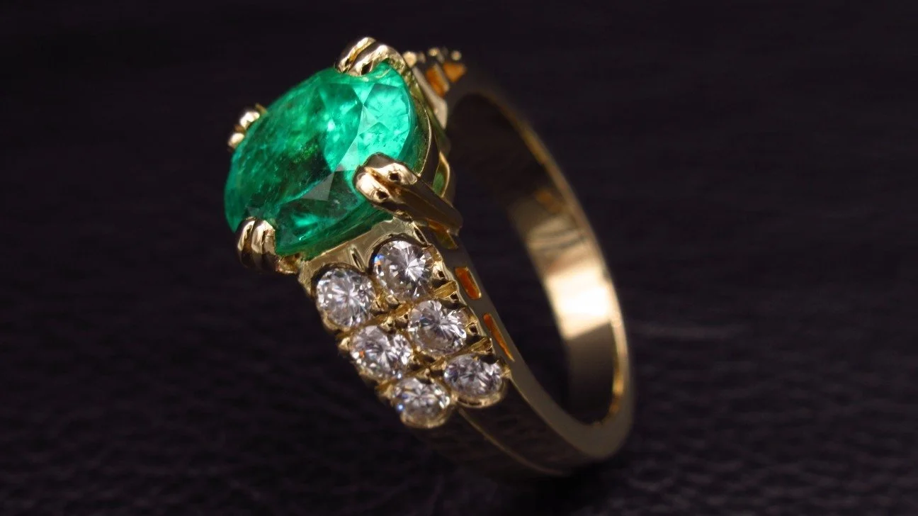 Bague or jaune, émeraude et diamants