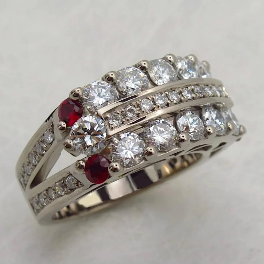 Bague or gris, diamants et rubis