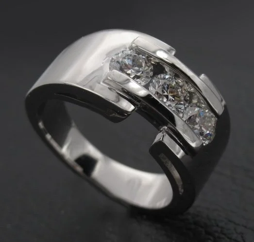 Bague or gris et diamants