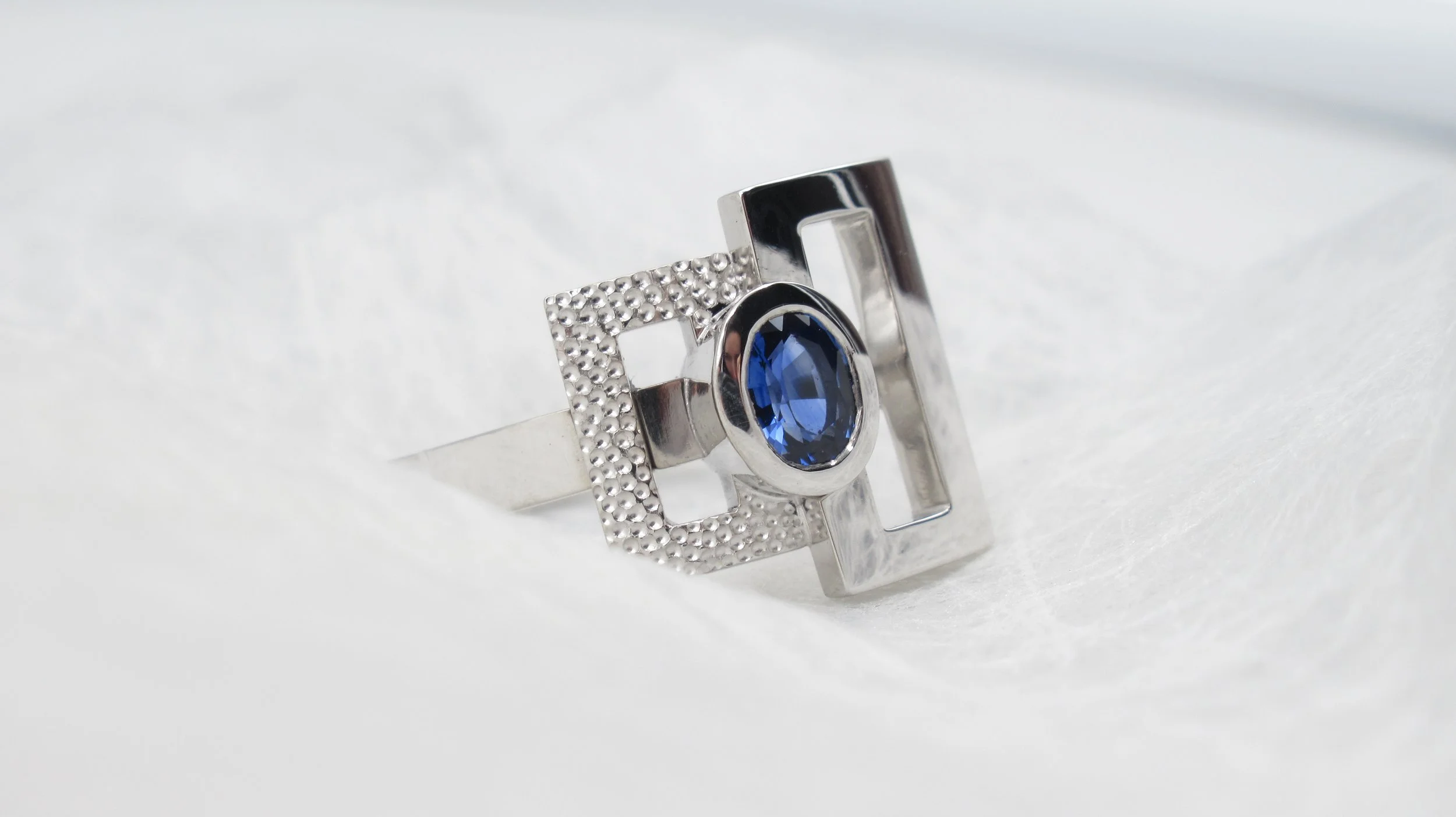 Bague or gris et saphir