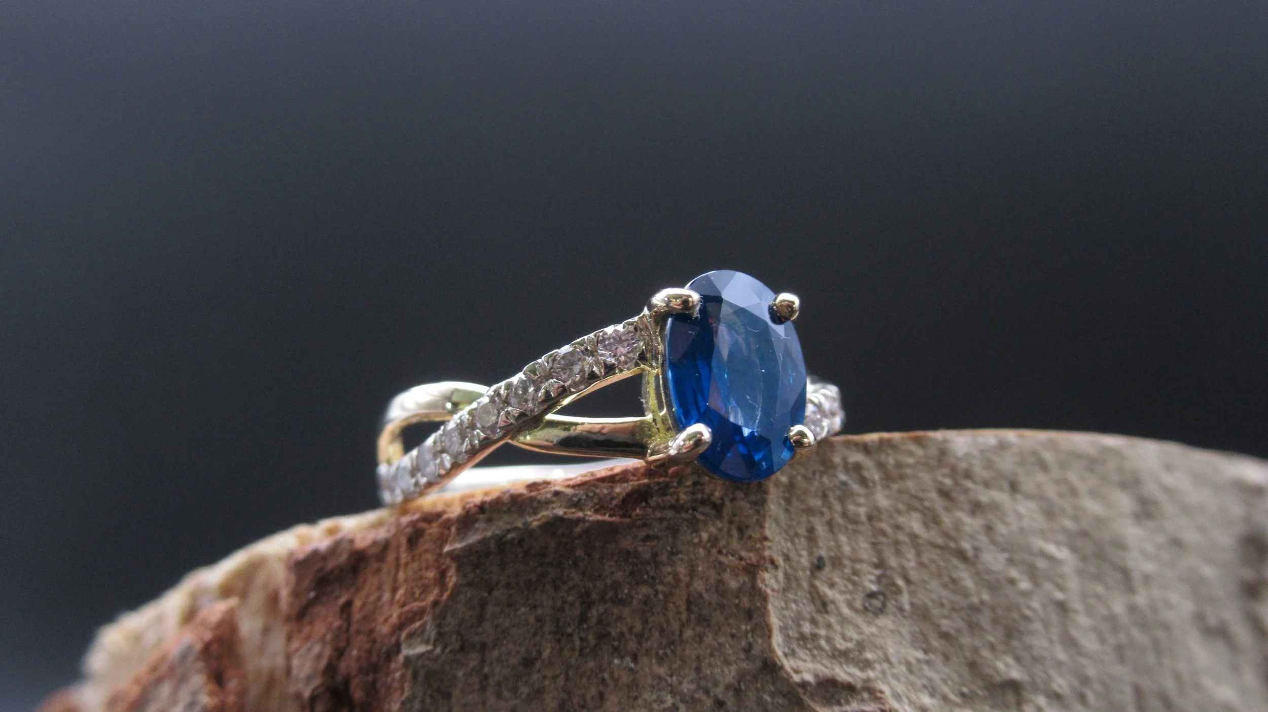 Bague or gris et or jaune, saphir et diamants