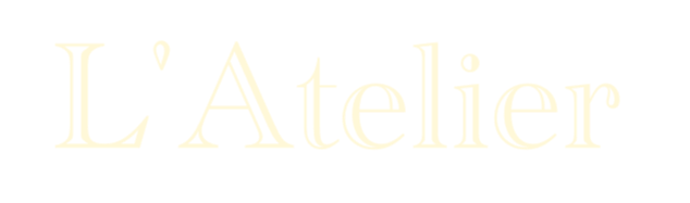 Texte blanc sur fond noir indiquant "L'Atelier".