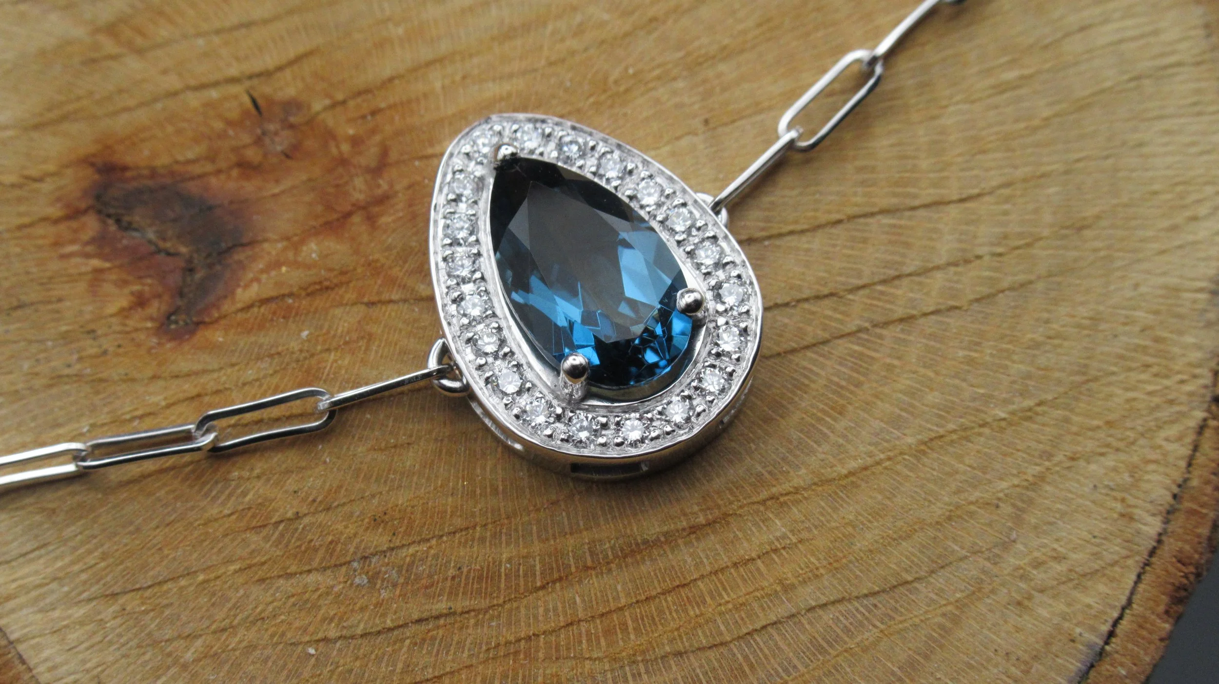 Bracelet or gris, topaze et diamants