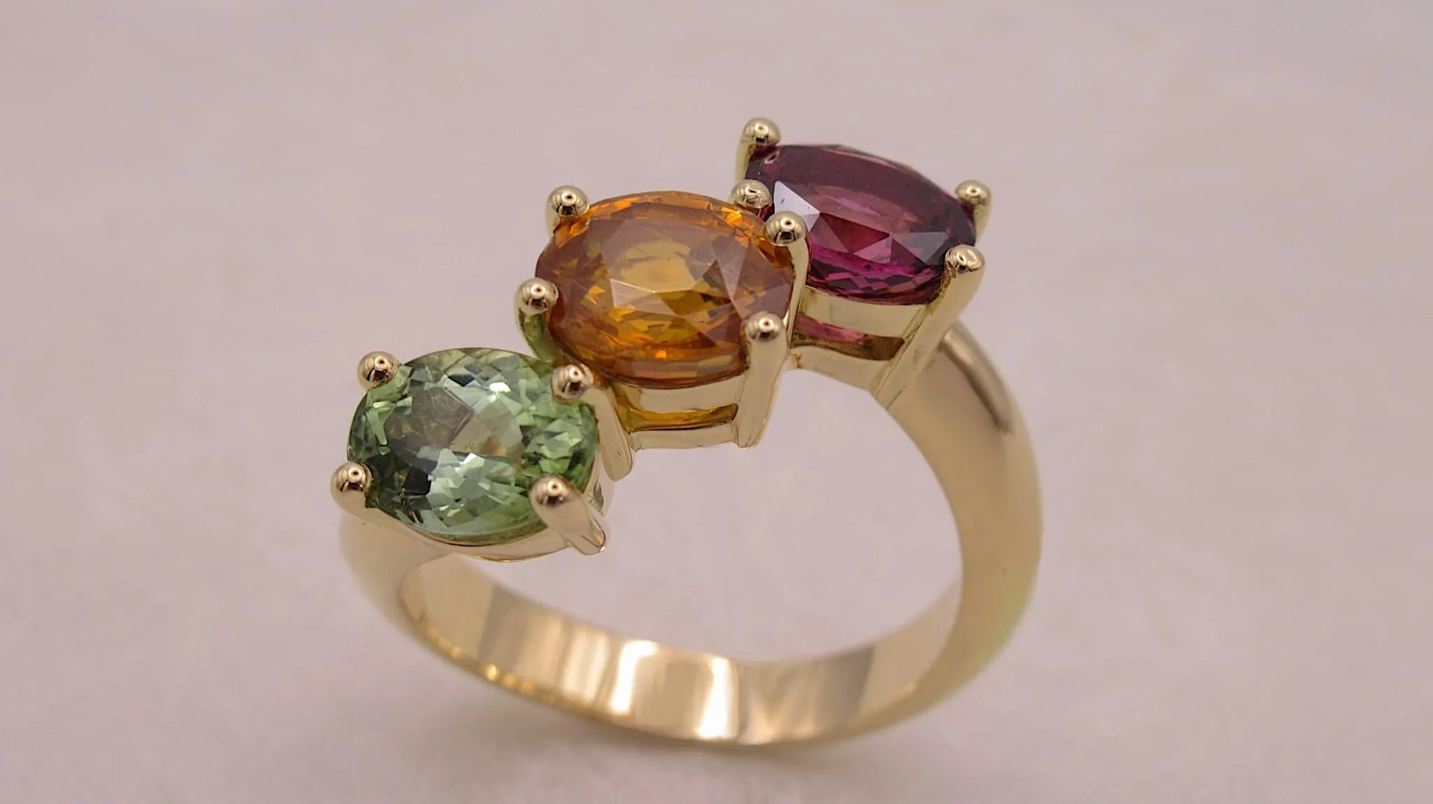 Bague or jaune, grenats et tourmaline