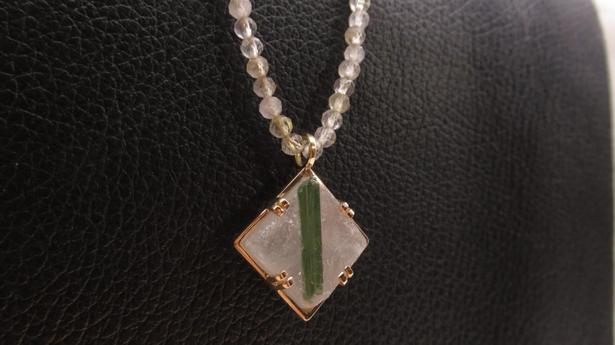 Pendentif or jaune et quartz, collier en perles de quartz rutile