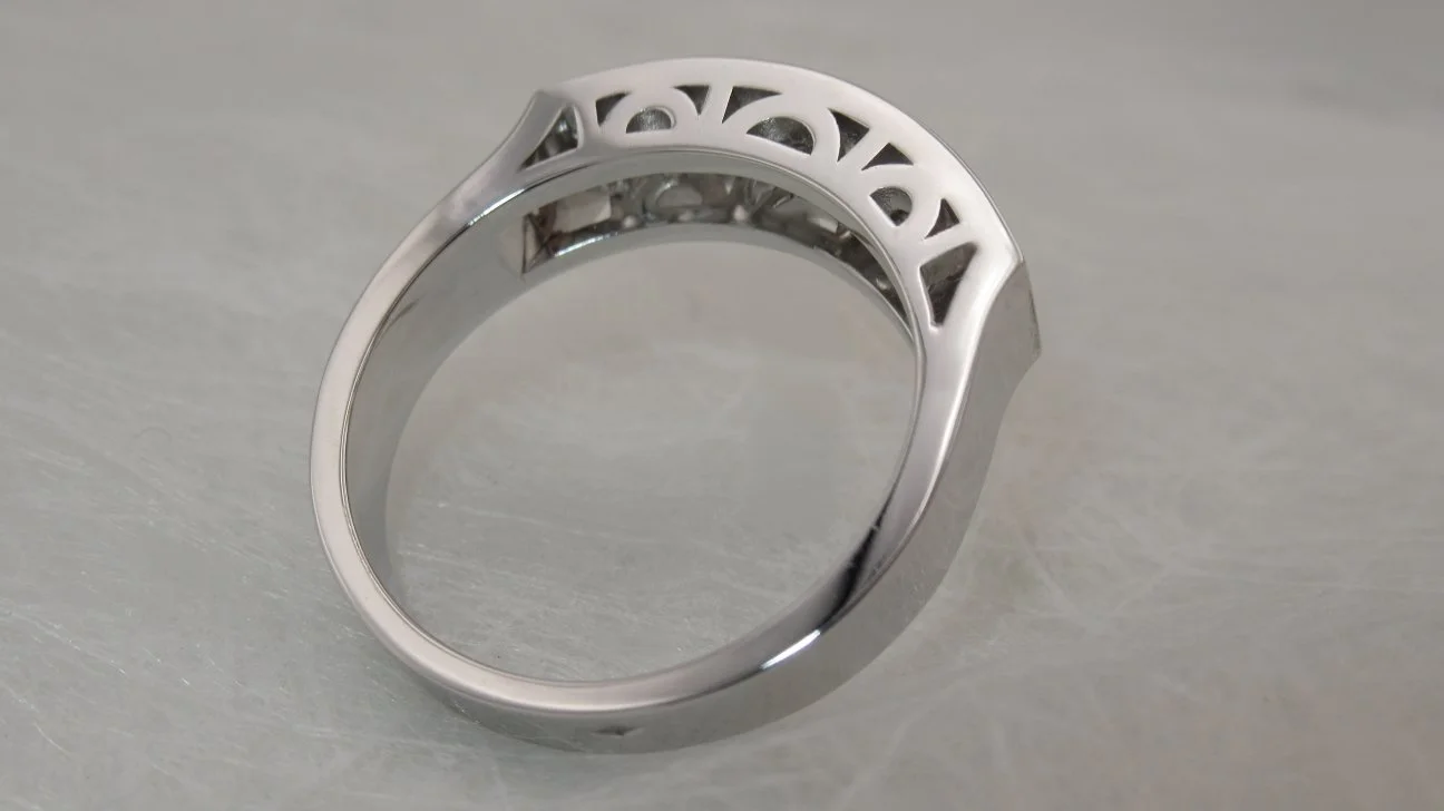 Bague or gris et diamants