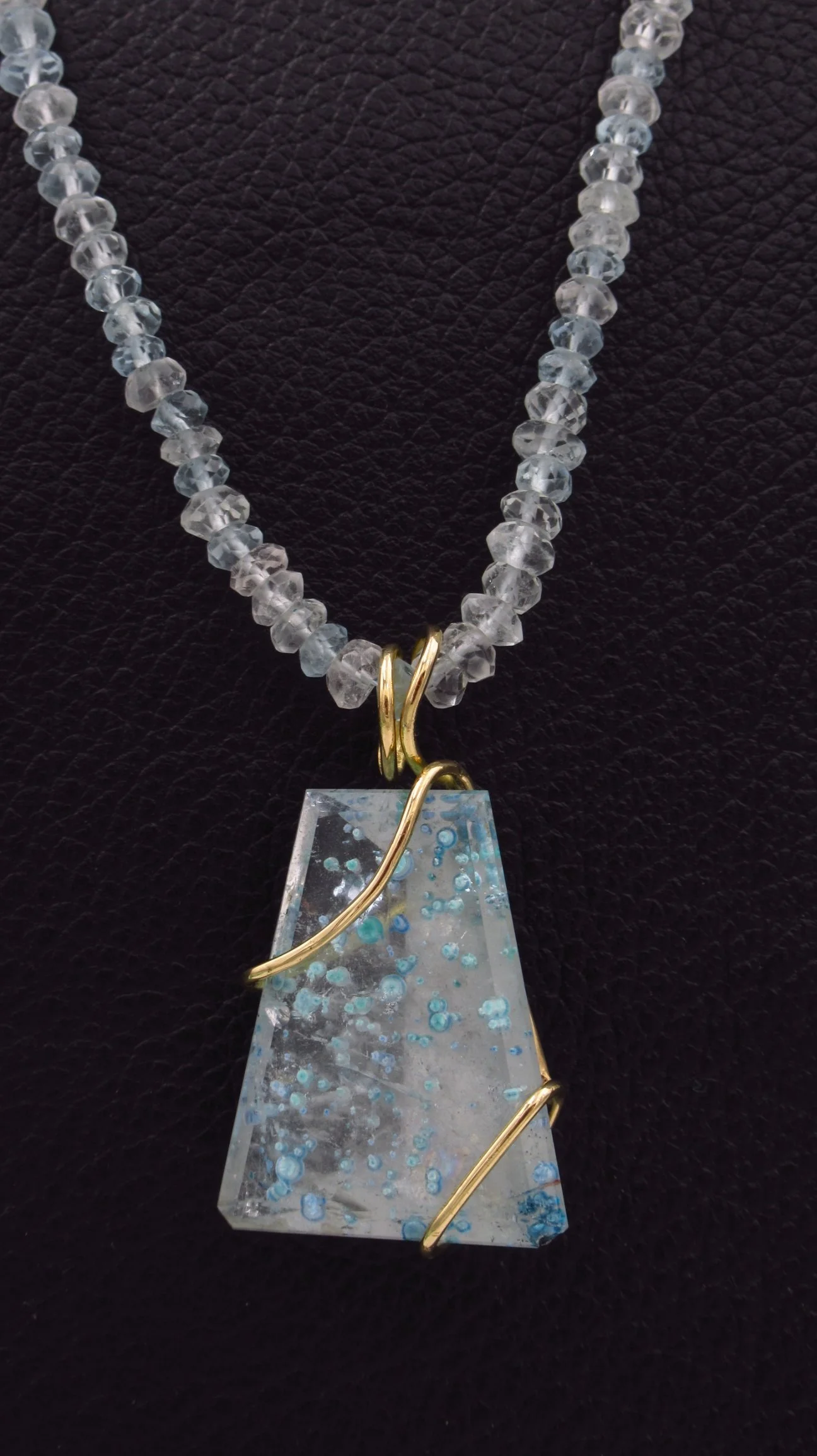 Collier or jaune, quartz gilalite et perles d'aigue marine