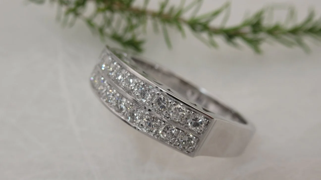 Bague or gris et diamants