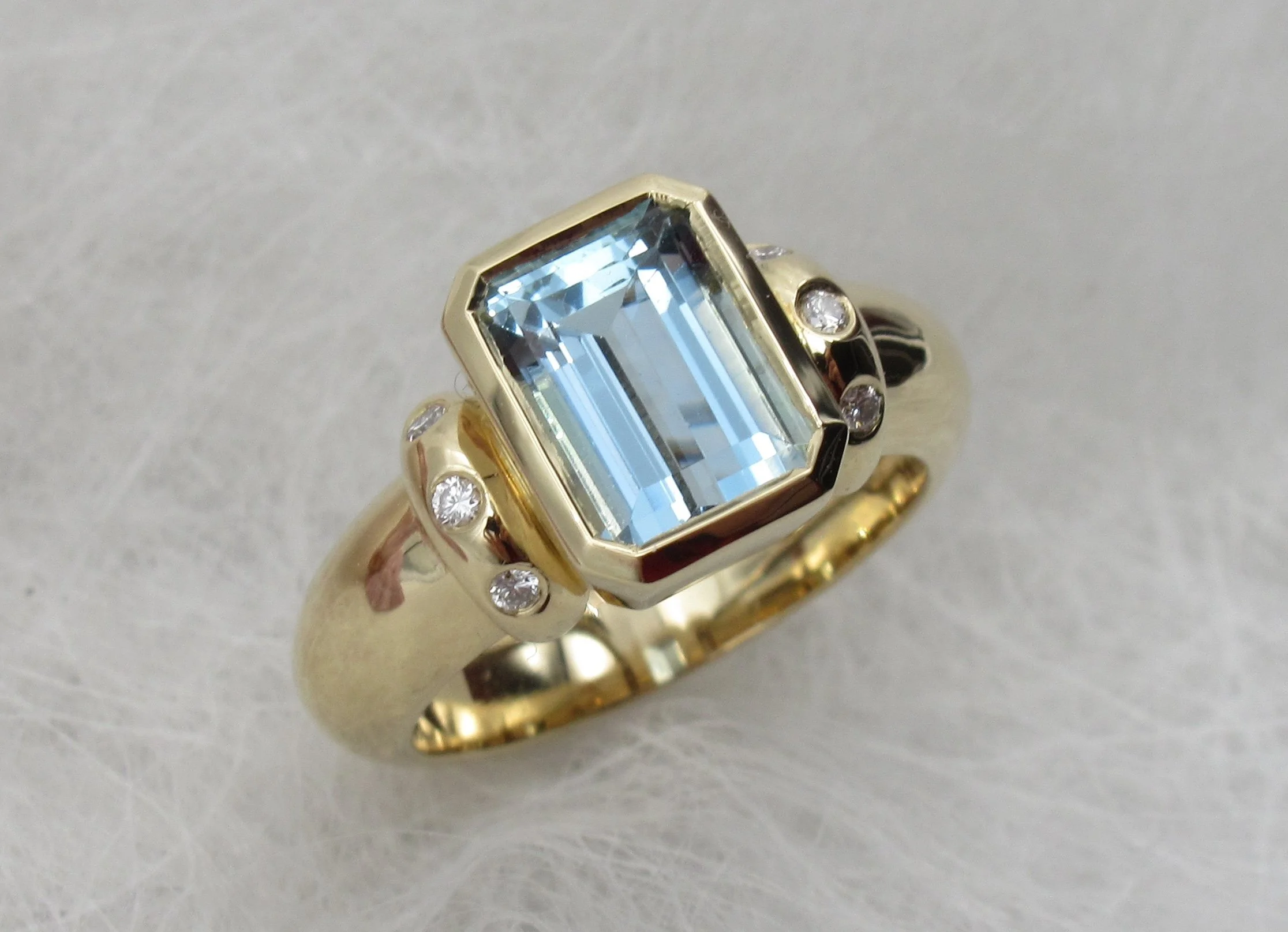 Bague or jaune, aigue marine et diamants