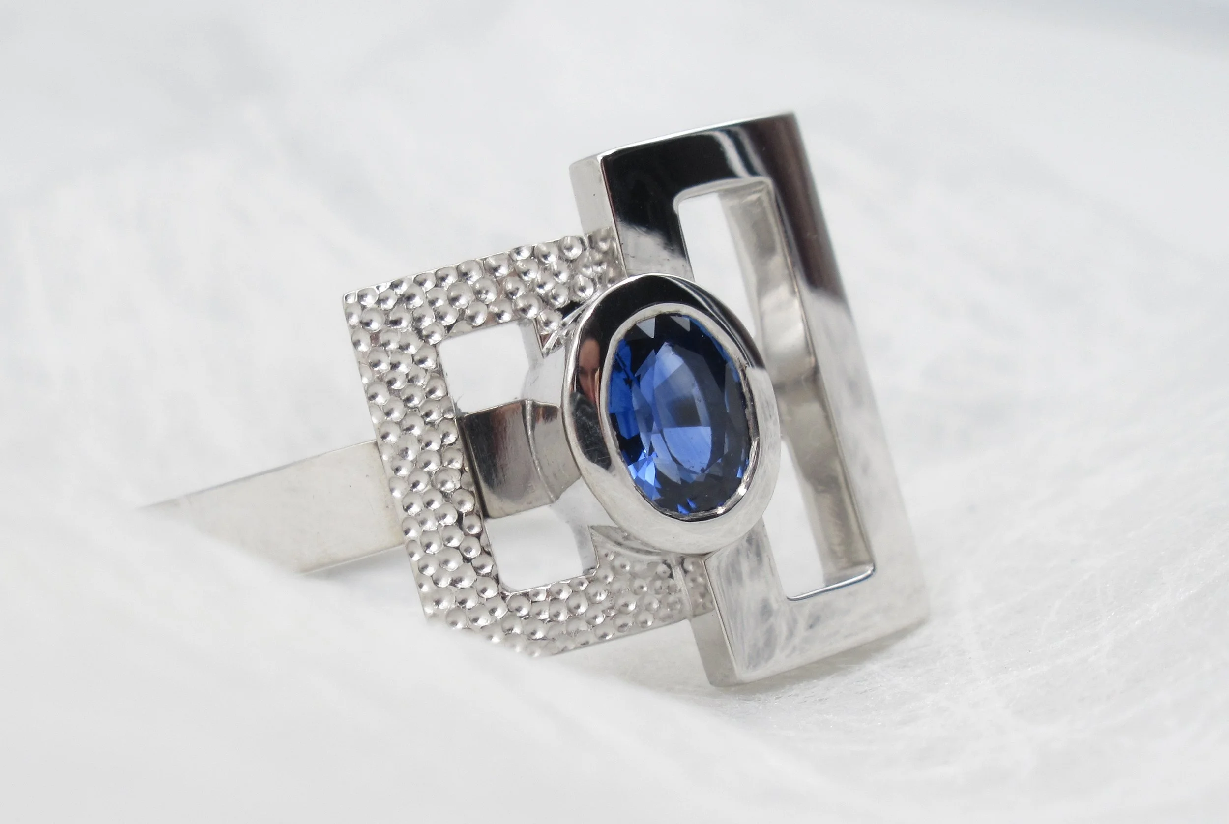 Bague or gris et saphir