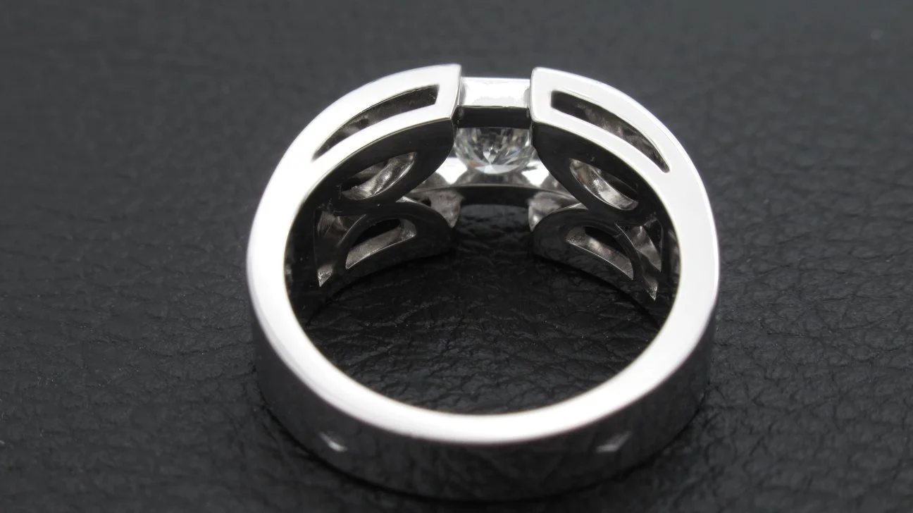 Bague or gris et diamants
