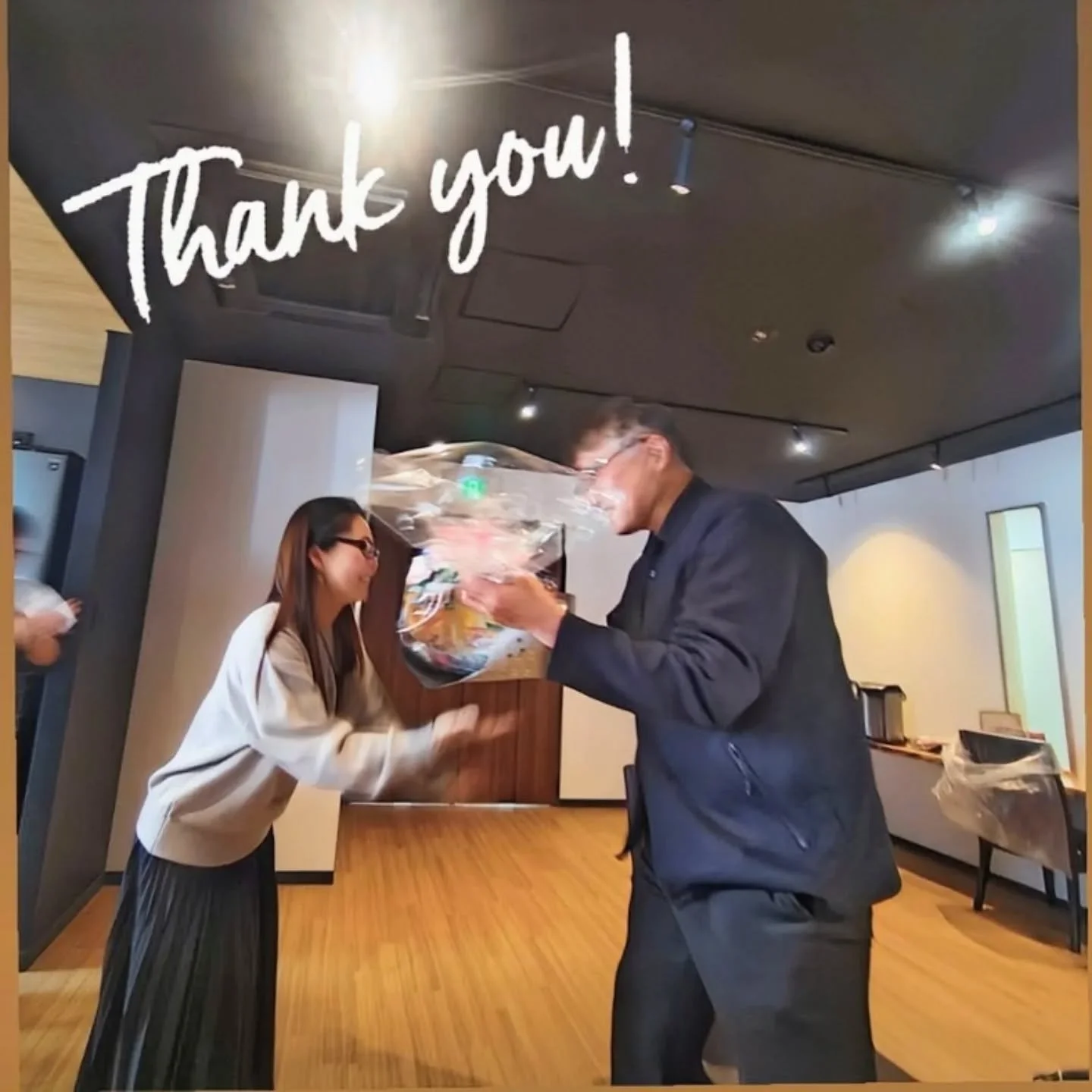 ありがとうランチ🌸

3年間ご一緒だった小笠原さんが、先月末でキャリステを離れられました。
本当にお疲れ様でした＆ありがとうございました✨

出勤最終日は、ささやかではありますが、
みんなで小笠原さんを囲んでのランチパーティー🍴

ブォーノ(@caferestaurant_buono)さんの美味しいお弁当、
キャリステの仲間・アイファーマーズ(@ai_farmers)さんのカラダに優しい米粉パン＆スープ。
さらに、仲間からのお手製クッキーやチーズケーキなどなど&hellip;
美味しいもの盛