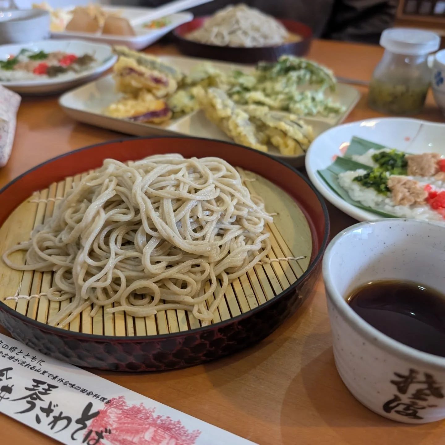 おつかれさまでした🙇

threadでは、それぞれの業務がカレンダーとにらめっこしながら師走を迎えています📆

一足早く締切を迎えた「年末調整チーム」は、
お疲れさま会を兼ねてランチへ行ってきました✨

緊張感のあるスケジュールを乗り切ったみなさん、
ほっとほどけた表情で、美味しそうに &ldquo;締めのお蕎麦&rdquo; をすすっていました☺️

今年もこうしてチームの笑い顔を見られて良かったなぁとしみじみ。

#糸魚川 #琴ざわそば #師走のひとこま
#お疲れさま会 #ランチ時間 #
