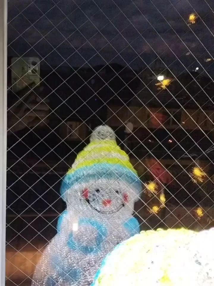 ⛄🎄
駅北オフィス・thread3は、ただいまライトアップ中です✨

本町通りからも素敵に見えるようにと、試行錯誤しながら飾り付けをしてくださった皆さま、ありがとうございます💛

気づけばもう11月も半ば。
街の空気にも少しずつクリスマスの気配が漂ってきましたね🎄

私は他の業務の都合で、まだ実際のライトアップを見られていないのですが&hellip;
キラキラ光るオフィスを眺められる日が今から楽しみです☺️

mie
#ライトアップ#糸魚川#本町通り
#キャリアステージいといがわ#thre