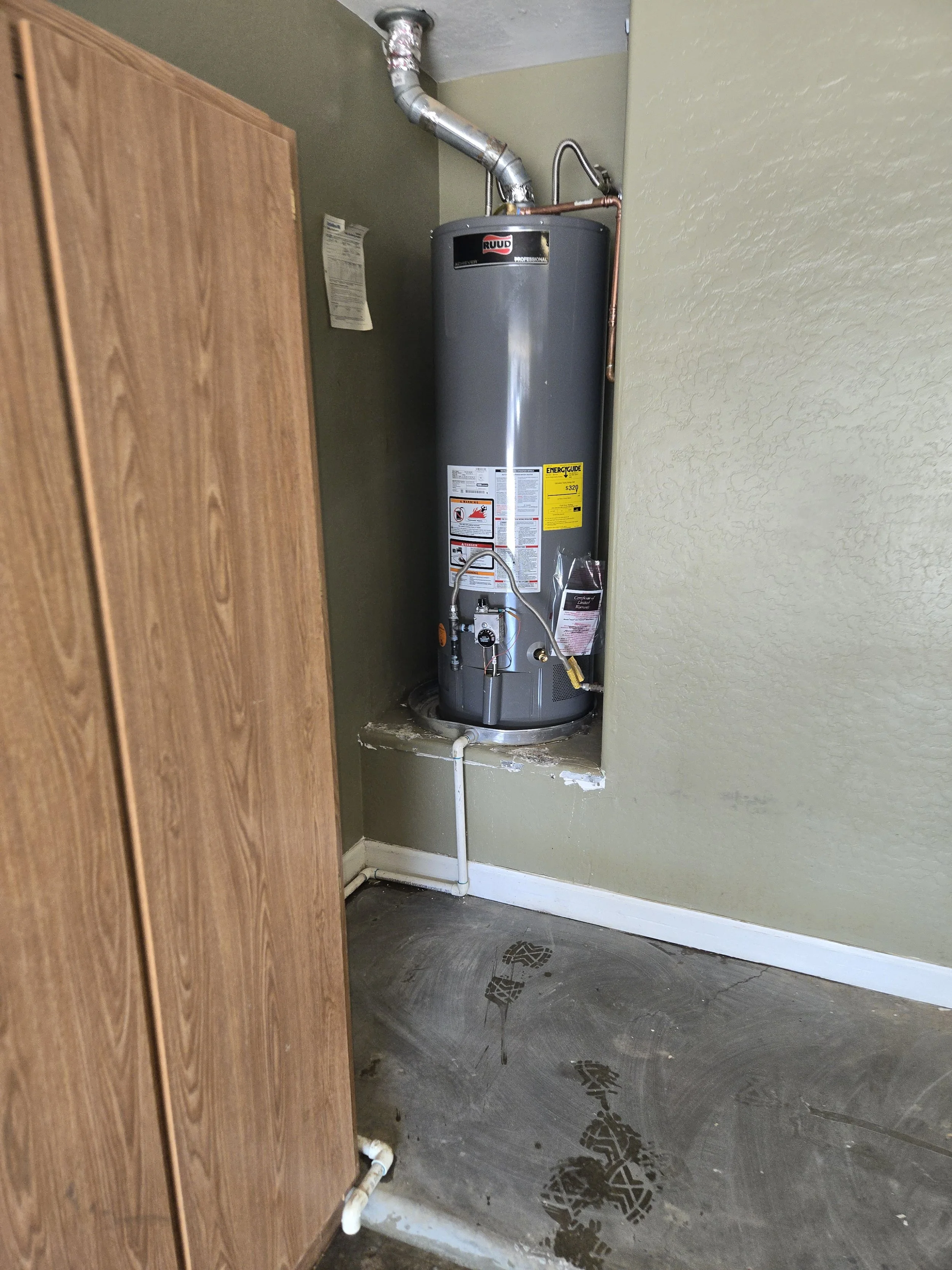 Leaking Gas Water Heater Replacement in Gilbert, AZ | Mountain Vista Plumbing