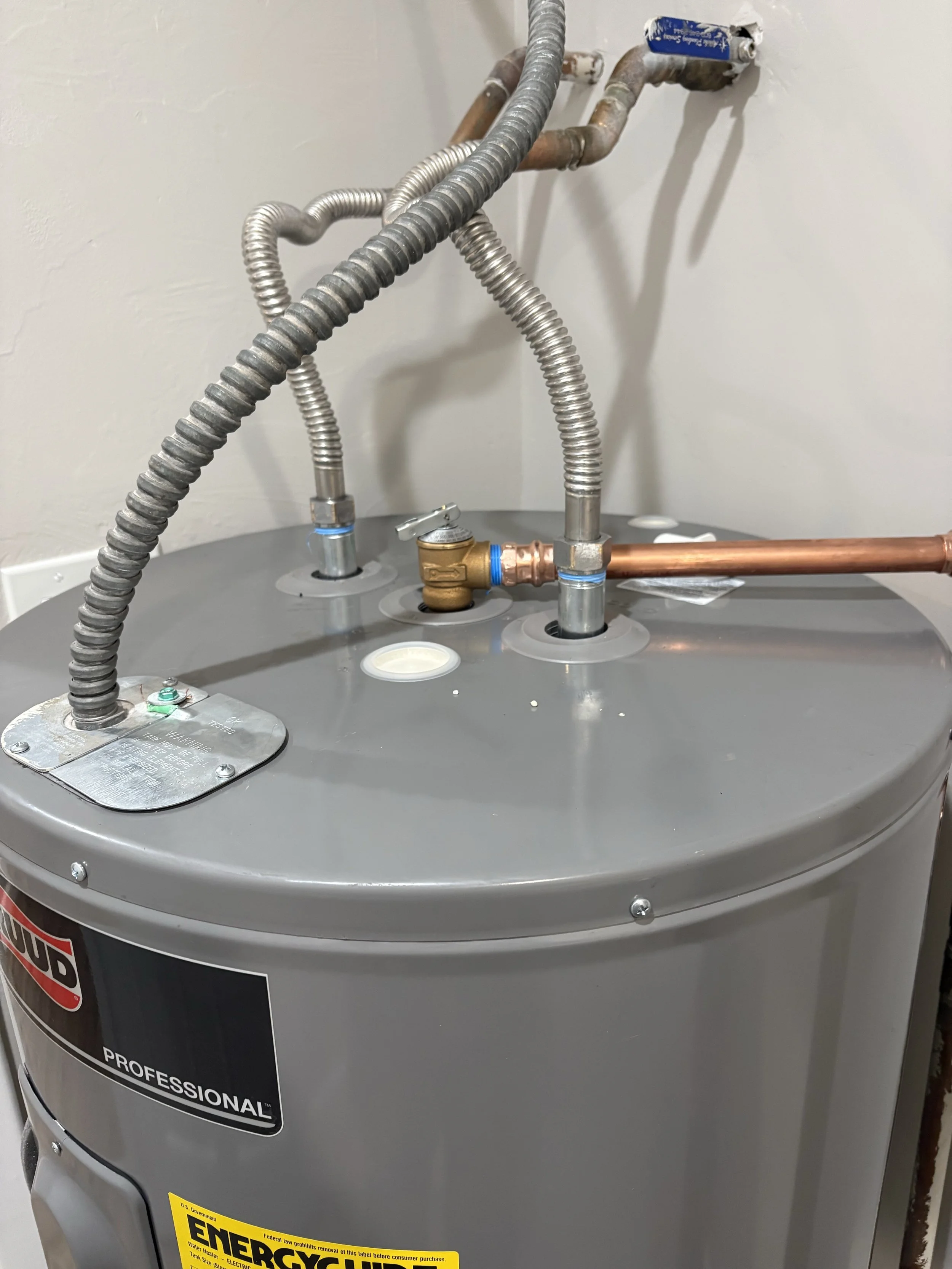 Leaking Electric Water Heater Replacement in Phoenix, AZ | Mountain Vista Plumbing